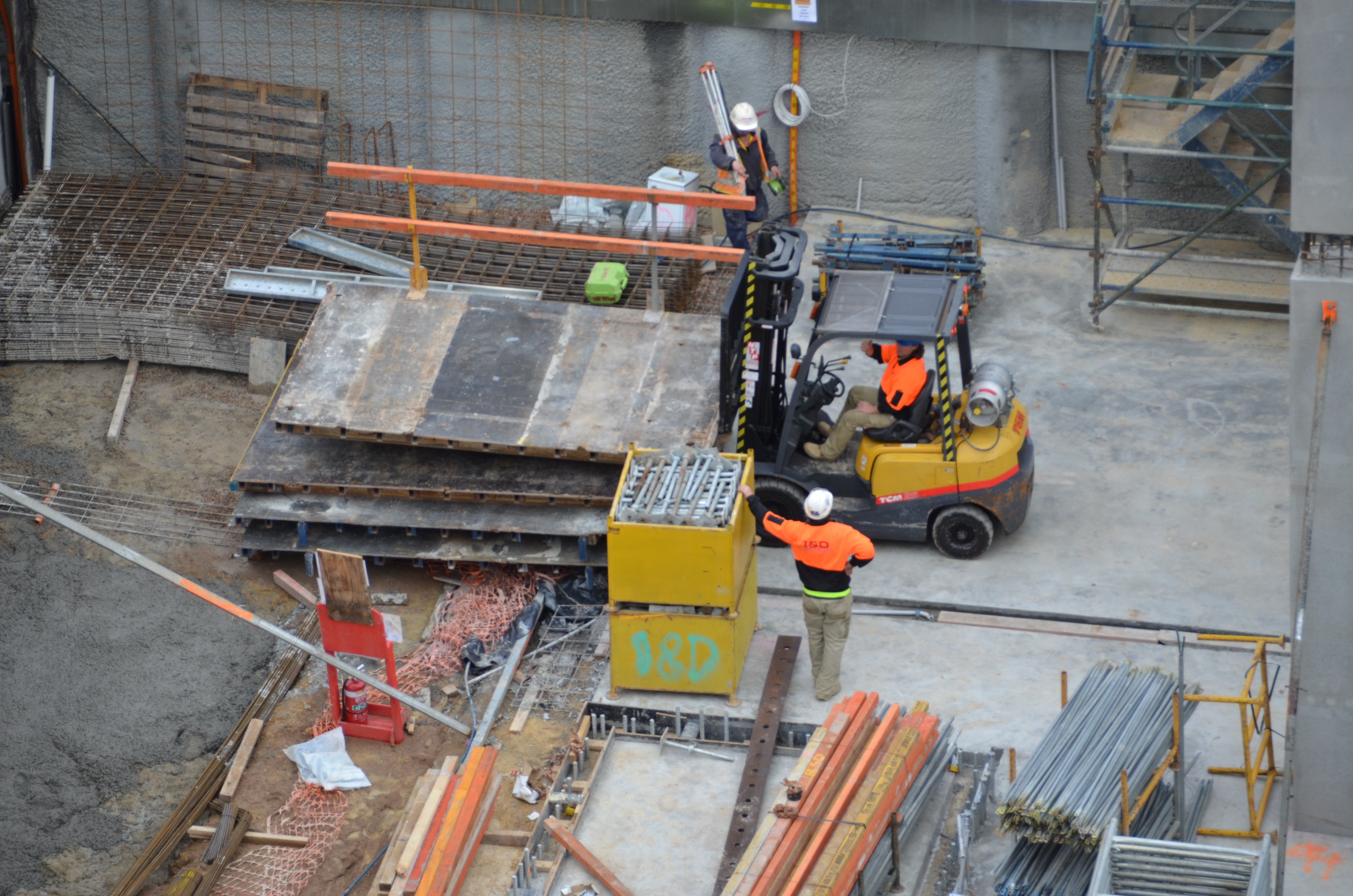 https://archive.abp.unimelb.edu.au/objects/images/Construction/Images/Concrete suspended slabs and beams/Ground level & formwork/DSC_0819.JPG