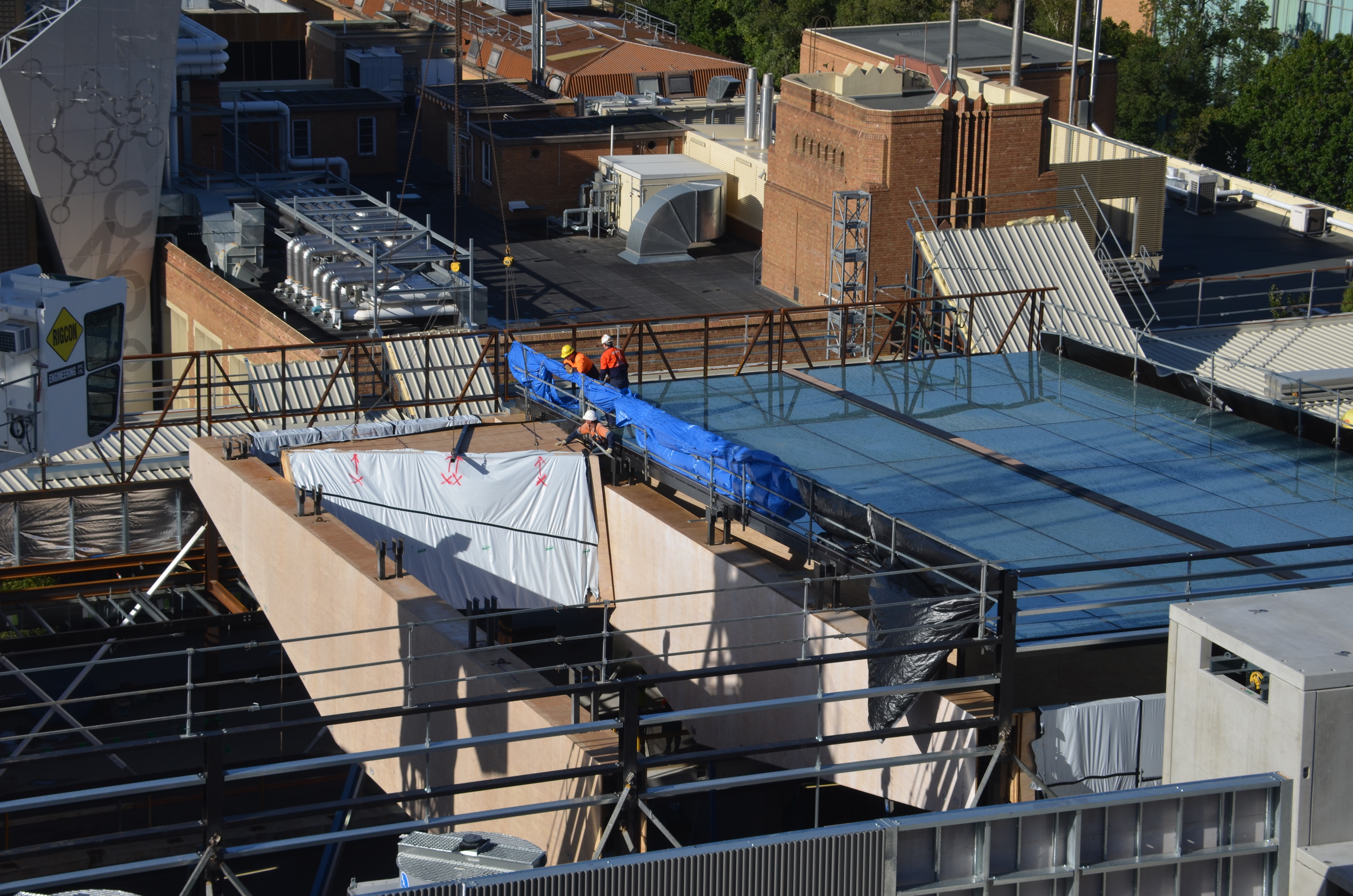 https://archive.abp.unimelb.edu.au/objects/images/Construction/Images/LVL roof beams & coffers/Installation/DSC_5387.JPG