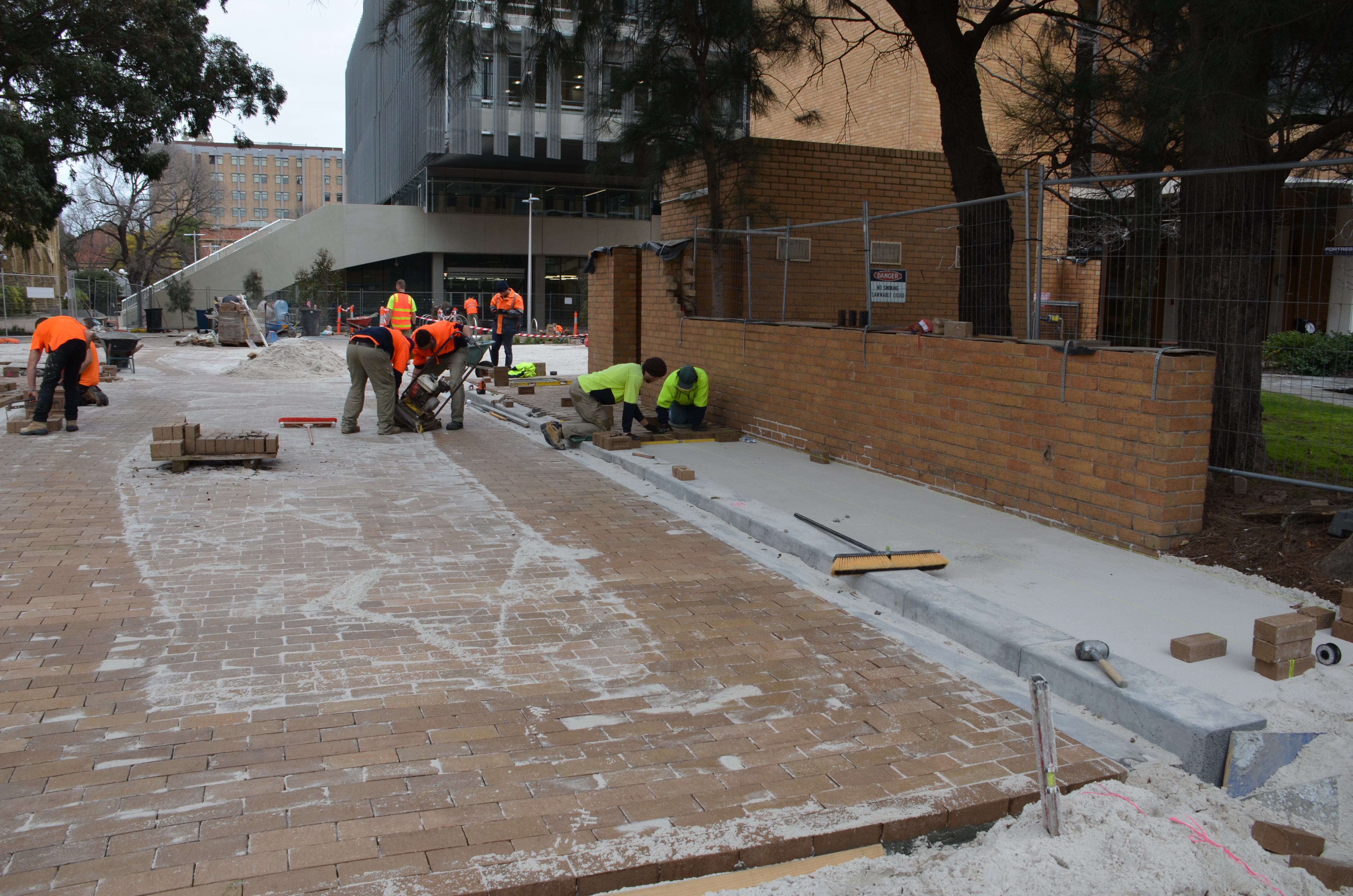 https://archive.abp.unimelb.edu.au/objects/images/Construction/Images/External Works/Brick paving & brick walls/DSD_0043.JPG
