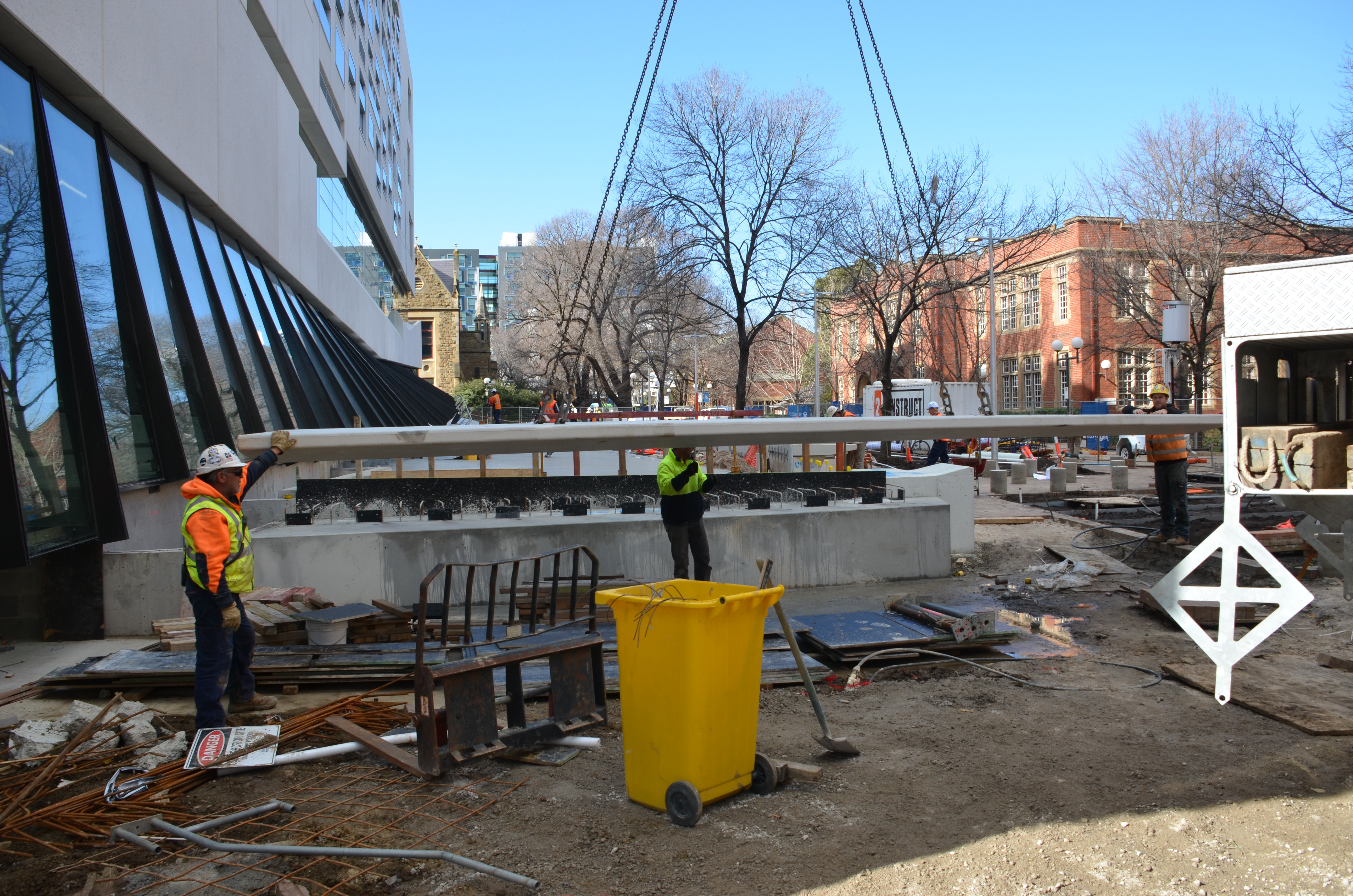 https://archive.abp.unimelb.edu.au/objects/images/Construction/Images/External Works/Precast concrete seating and supports/DSC_9375.JPG