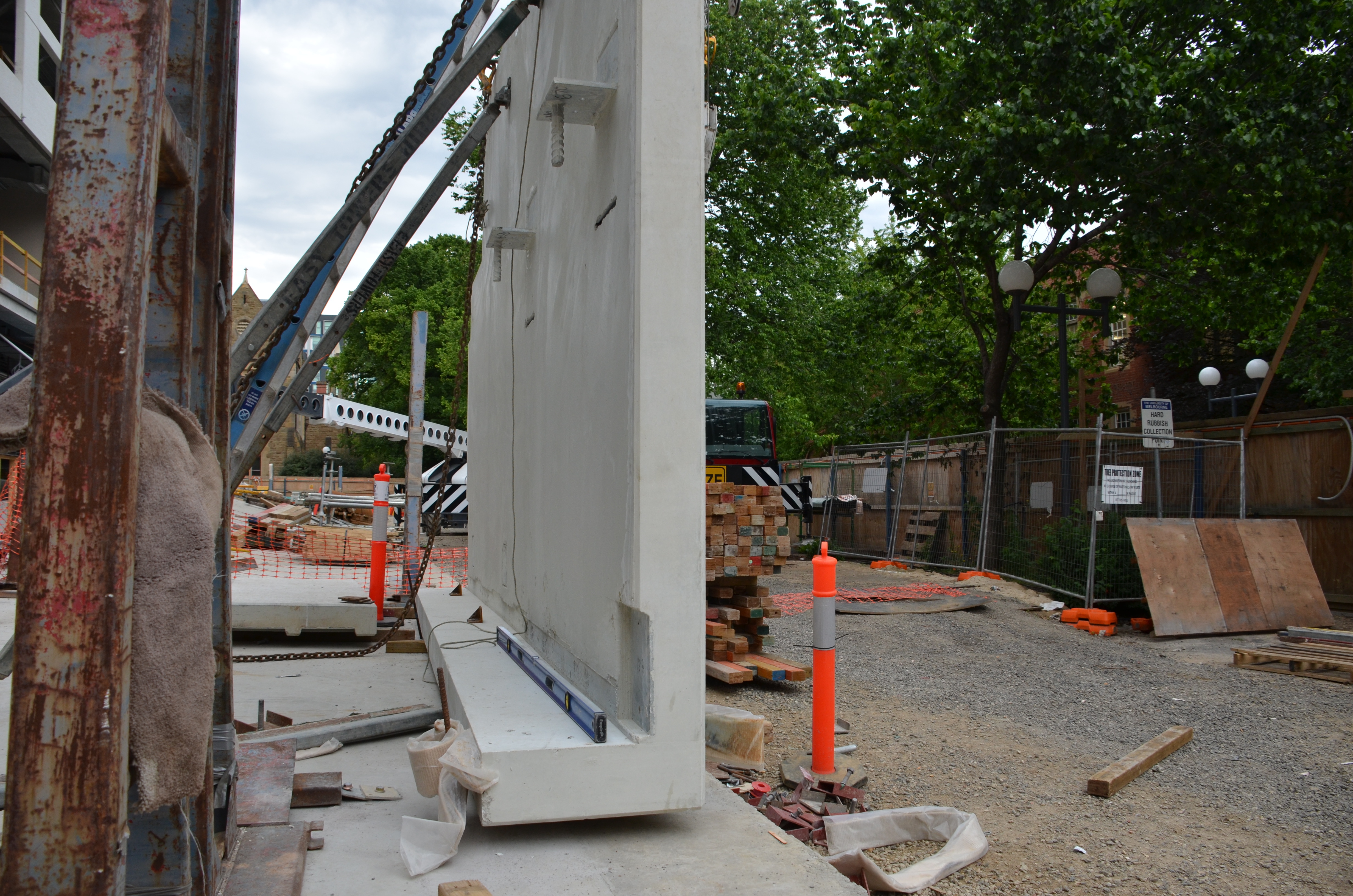 https://archive.abp.unimelb.edu.au/objects/images/Construction/Images/Facades/Precast concrete/Polished south side/DSC_3907.JPG