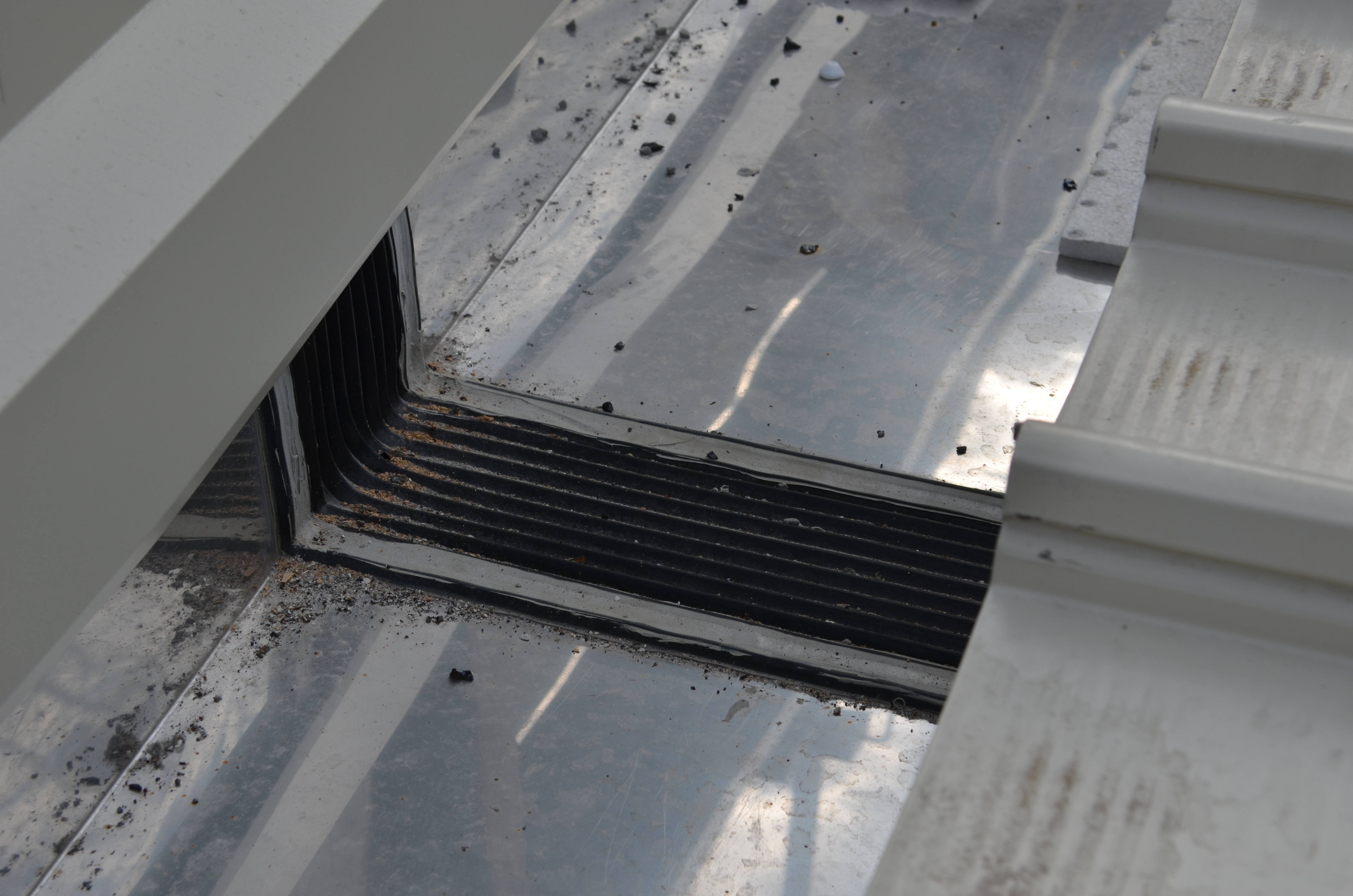 https://archive.abp.unimelb.edu.au/objects/images/Construction/Images/Roof/Roof sheeting, flashings and gutters/DSC_5064.JPG