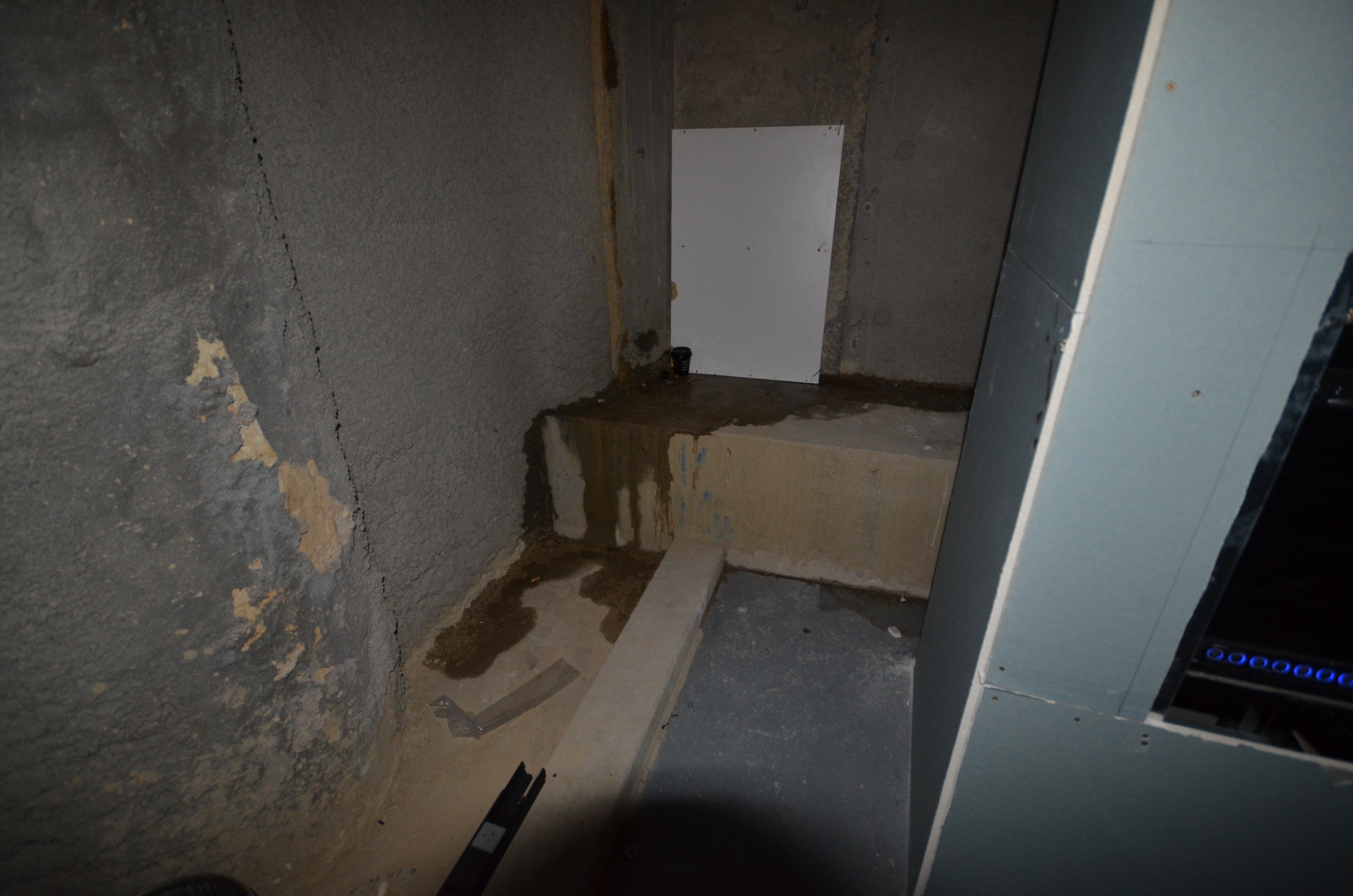 https://archive.abp.unimelb.edu.au/objects/images/Construction/Images/Basement/Basement water leaks/Water tank at retention wall/DSD_0010.JPG