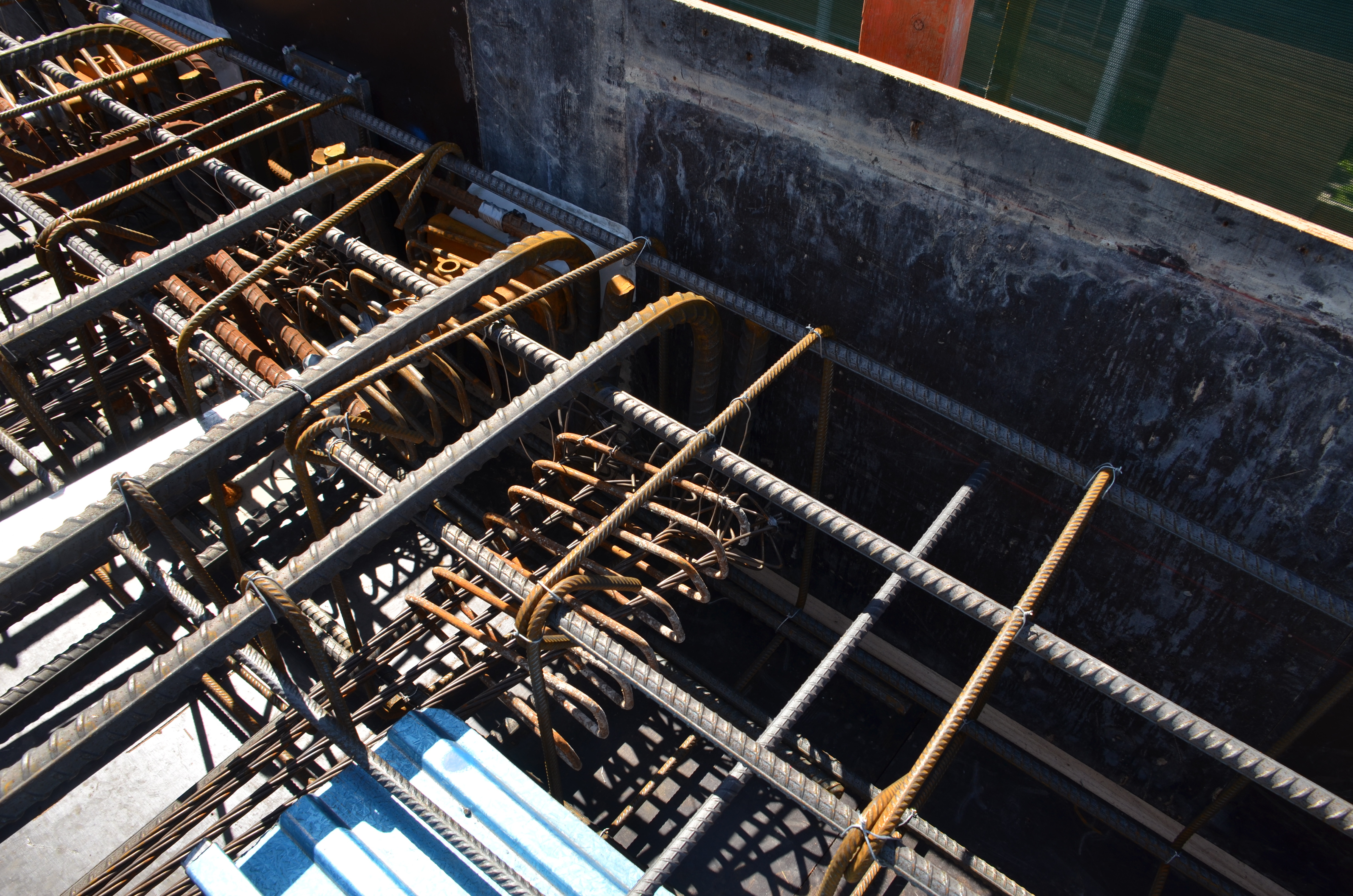 https://archive.abp.unimelb.edu.au/objects/images/Construction/Images/Concrete suspended slabs and beams/Post-tensioned beams & slabs/DSC_3165.JPG