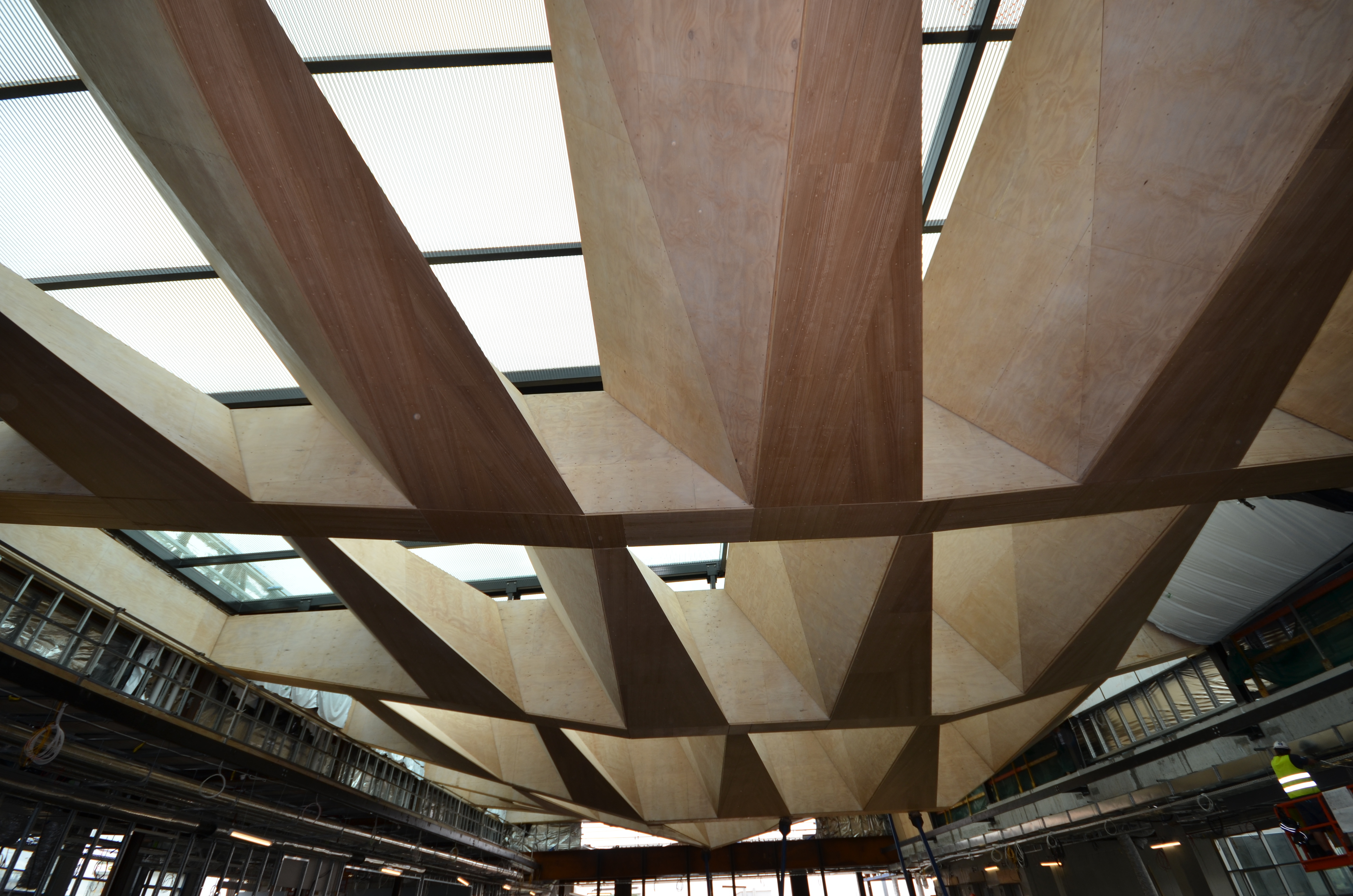 https://archive.abp.unimelb.edu.au/objects/images/Construction/Images/LVL roof beams & coffers/Installation/DSC_6665.JPG
