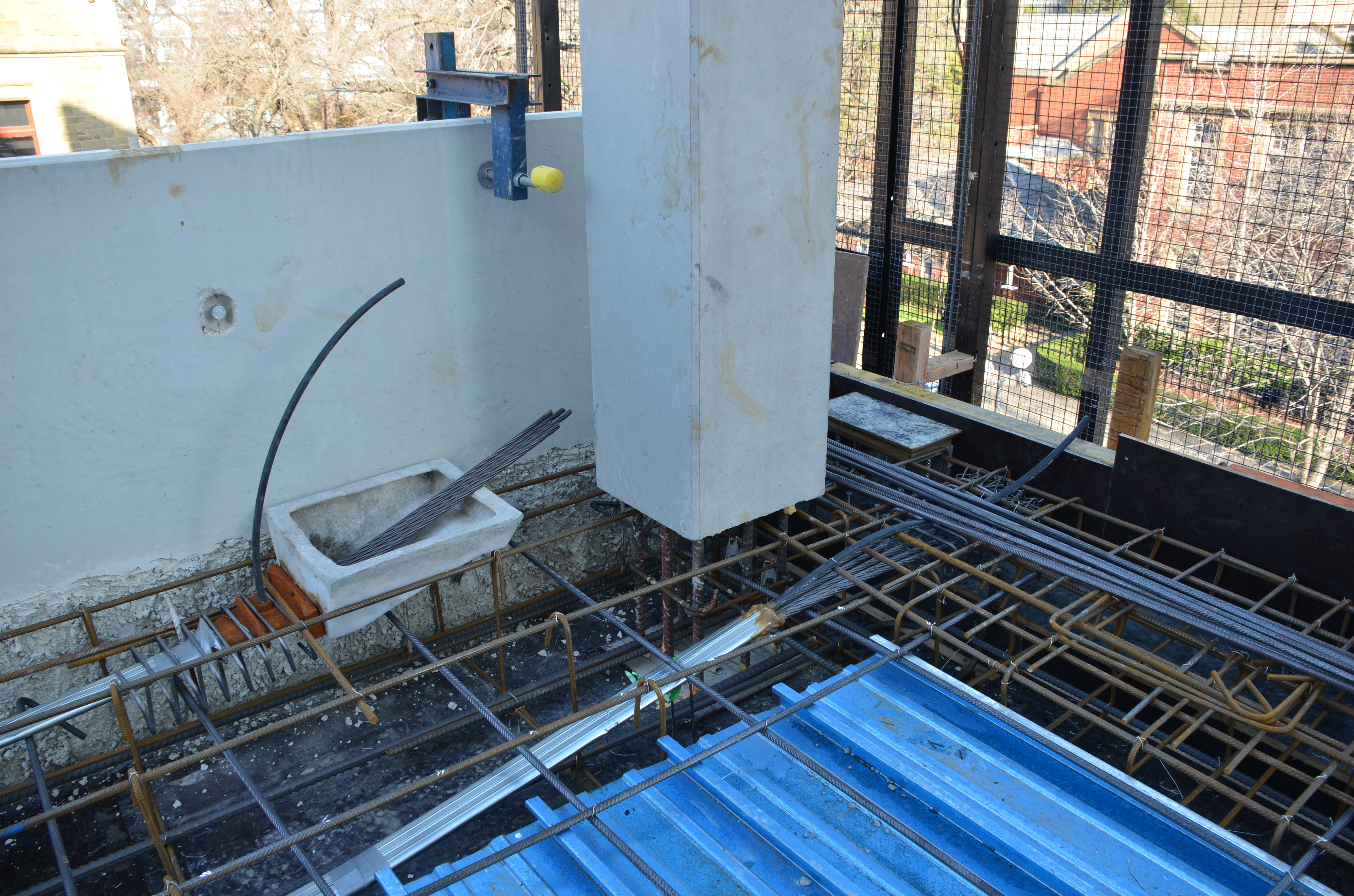 https://archive.abp.unimelb.edu.au/objects/images/Construction/Images/Concrete suspended slabs and beams/Post-tensioned beams & slabs/DSC_2169.JPG