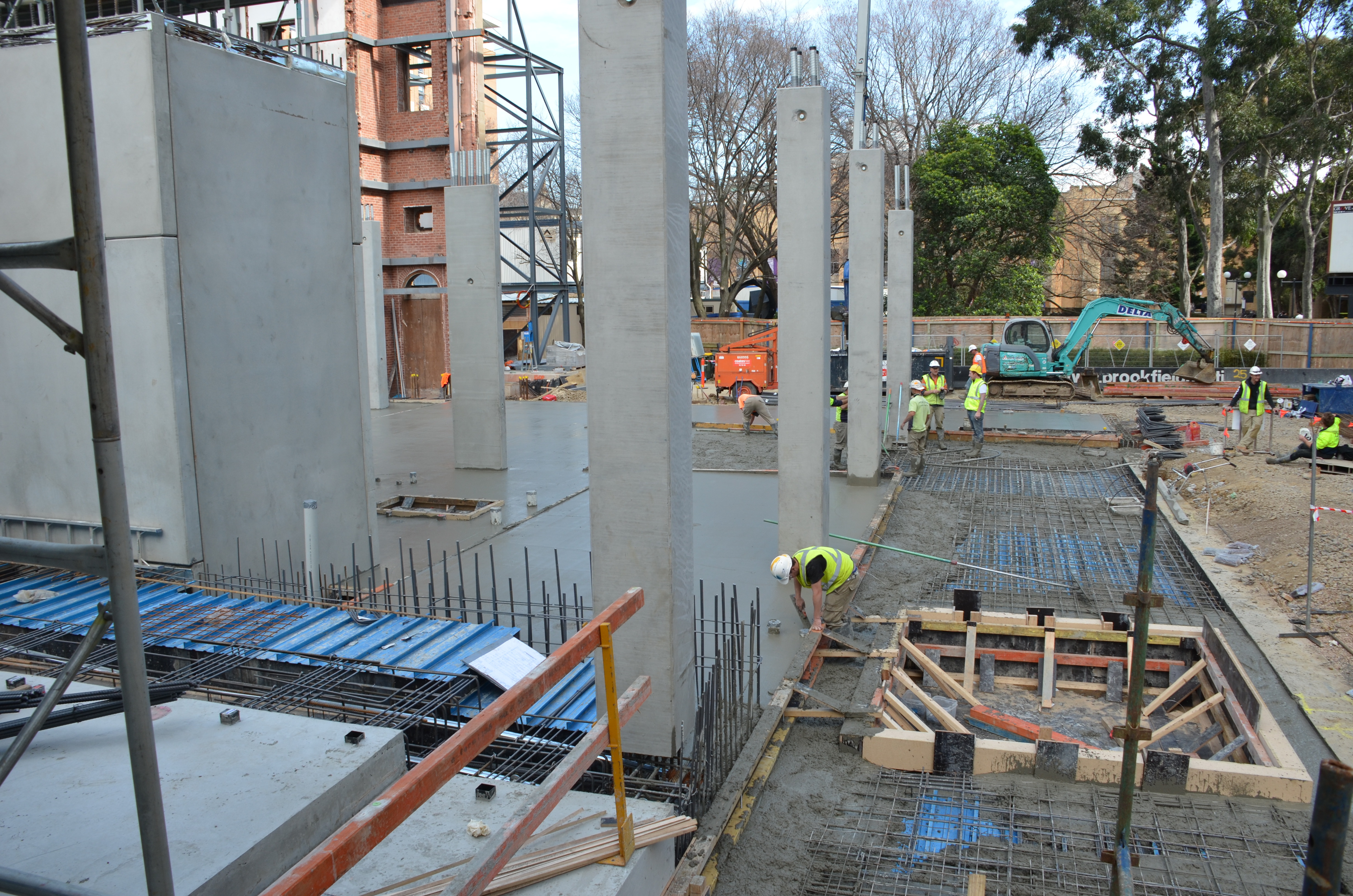 https://archive.abp.unimelb.edu.au/objects/images/Construction/Images/Concrete suspended slabs and beams/Ground level & formwork/DSC_1476.JPG