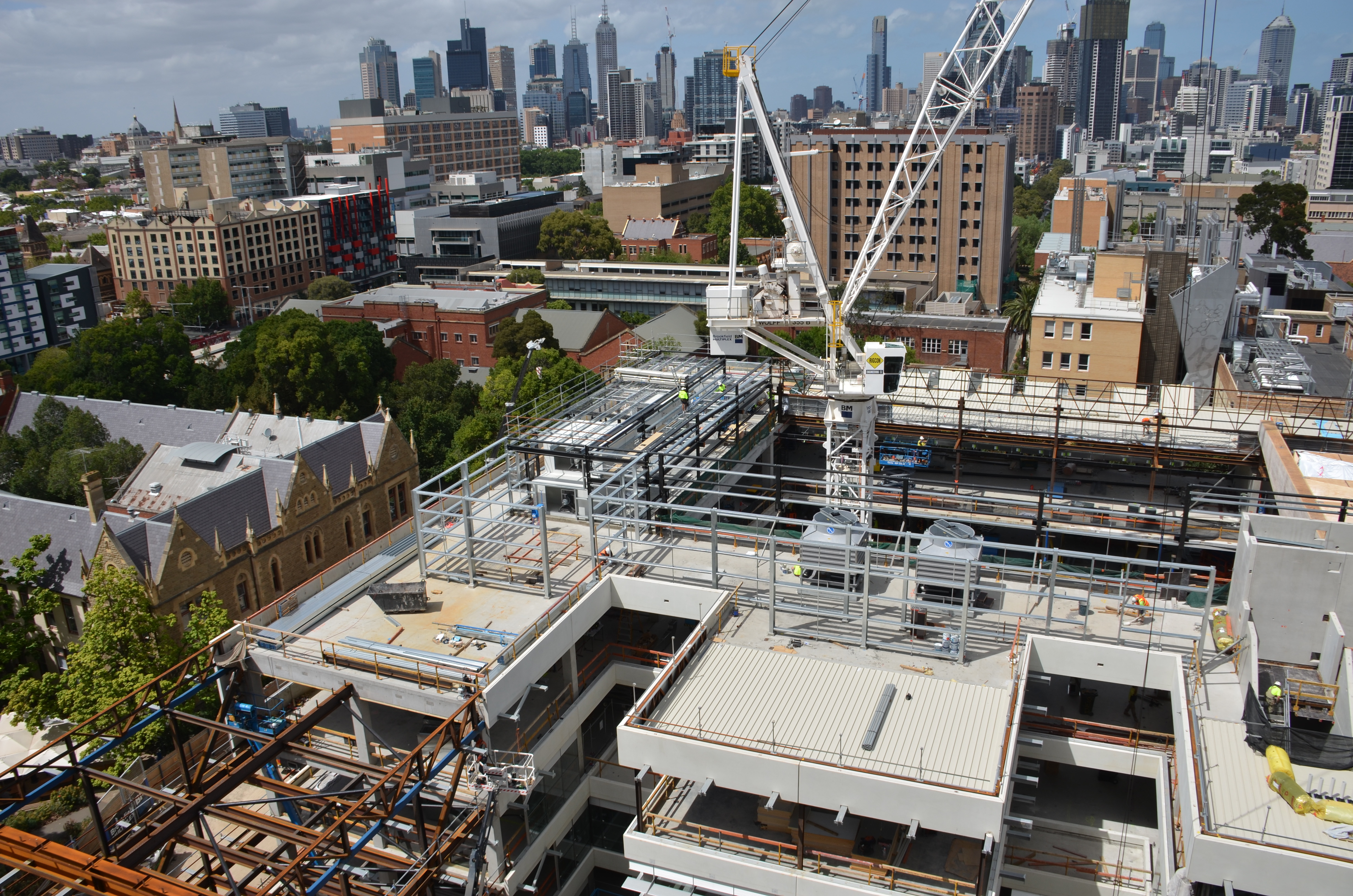 https://archive.abp.unimelb.edu.au/objects/images/Construction/Images/Structural steel/Plantroom roof & claddings/DSC_4916.JPG