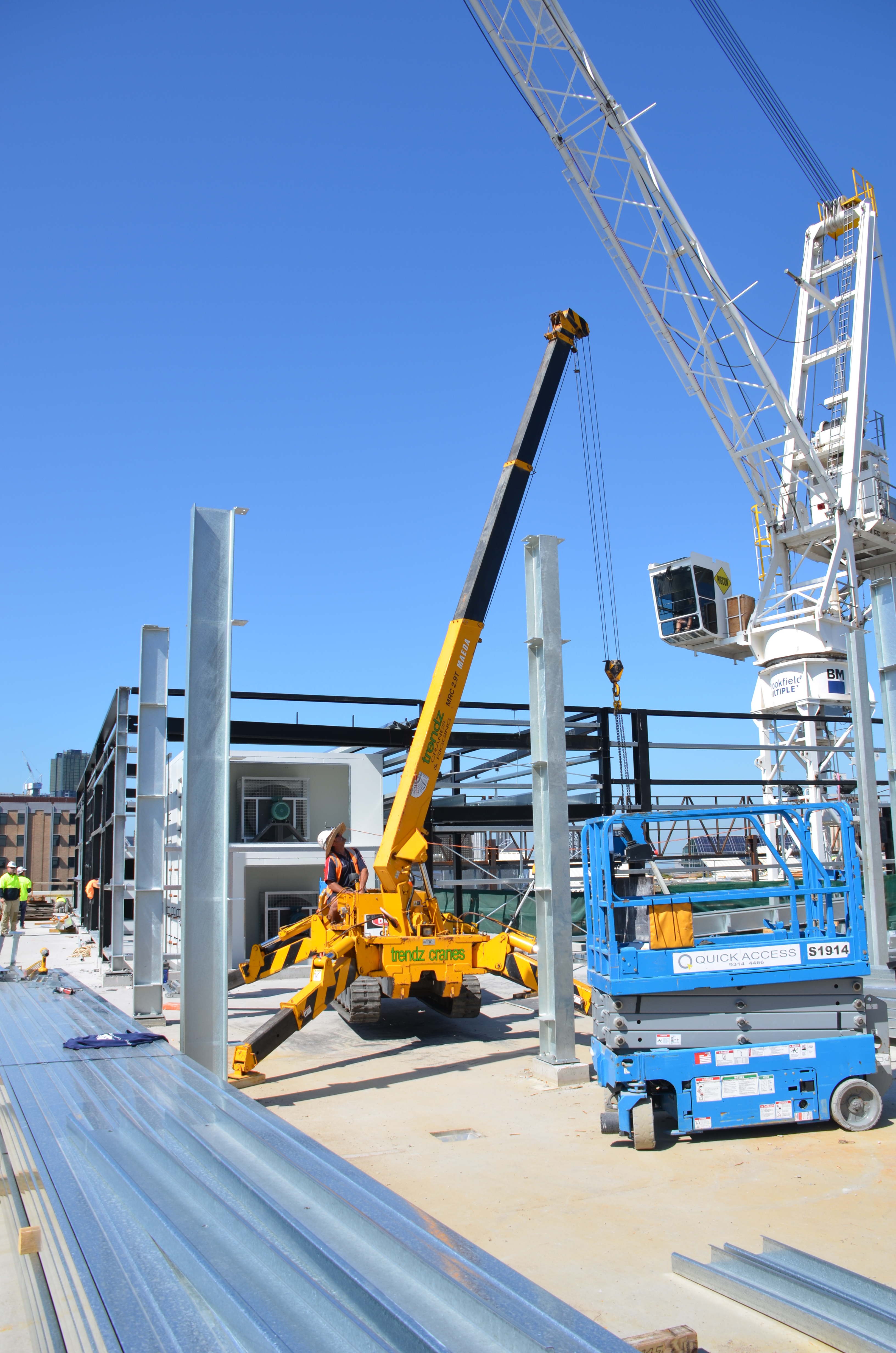 https://archive.abp.unimelb.edu.au/objects/images/Construction/Images/Structural steel/Plantroom roof & claddings/DSC_4771.JPG