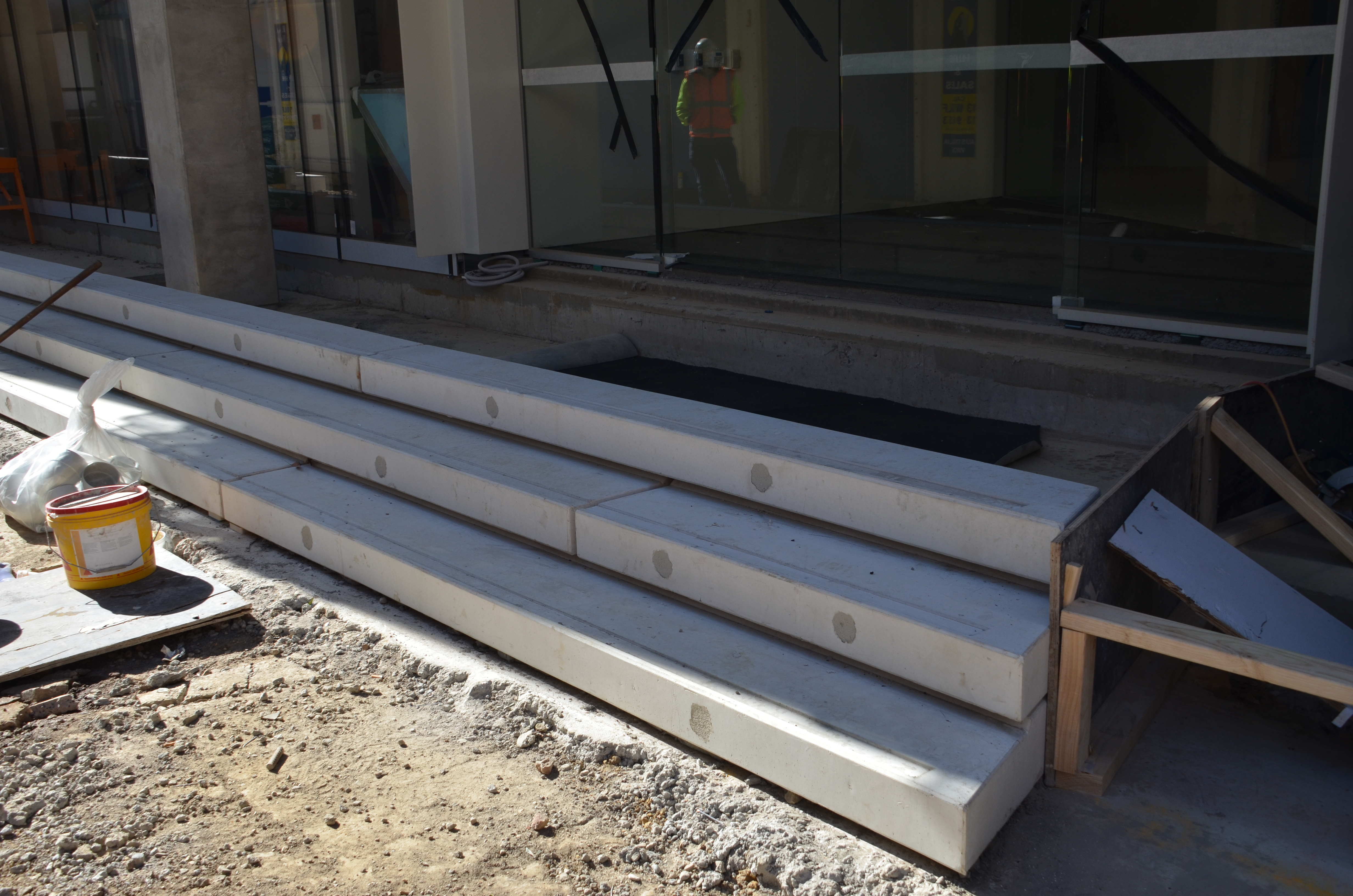 https://archive.abp.unimelb.edu.au/objects/images/Construction/Images/External Works/Precast concrete seating and supports/DSC_9698.JPG