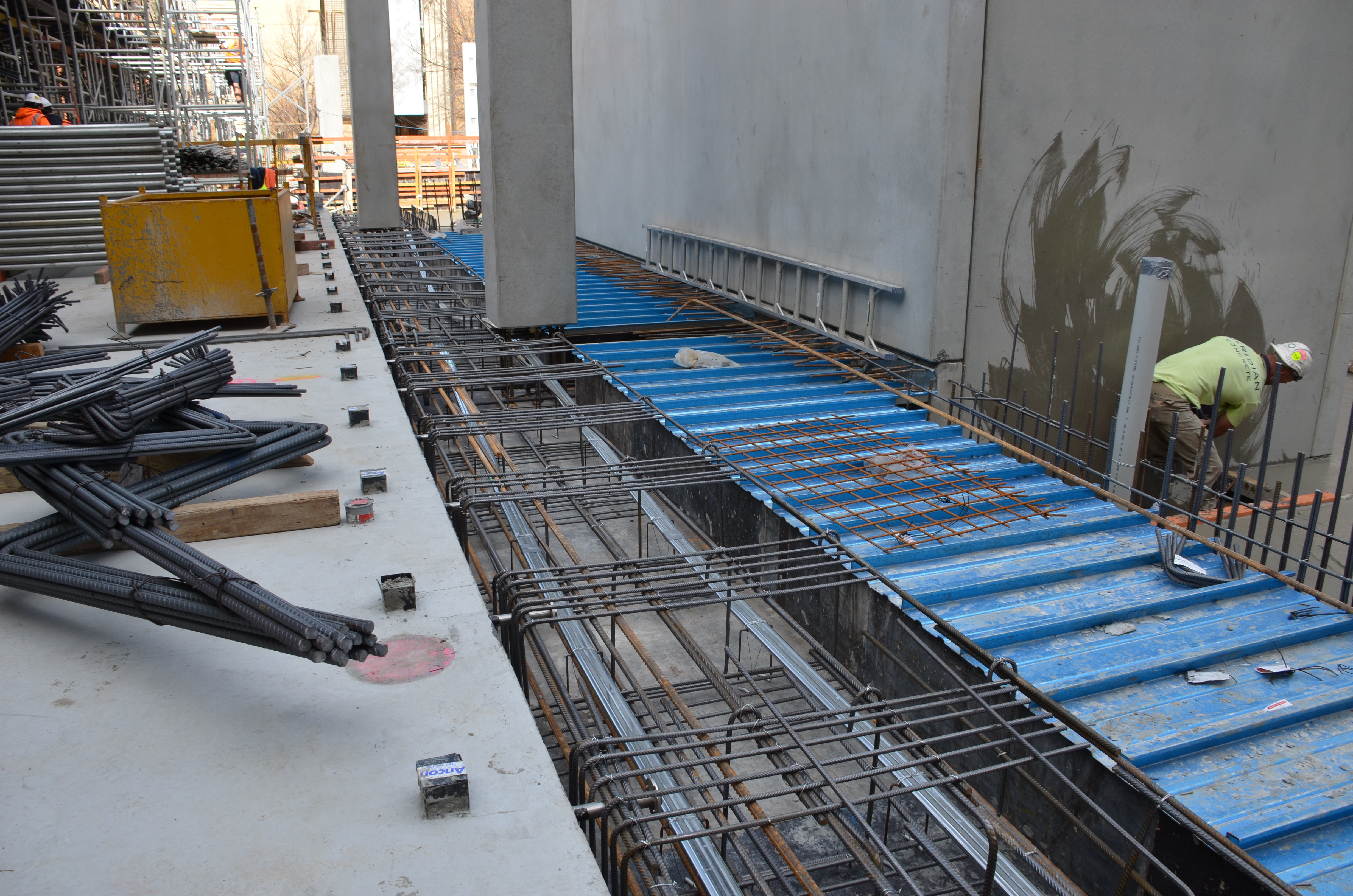 https://archive.abp.unimelb.edu.au/objects/images/Construction/Images/Concrete suspended slabs and beams/Ground level & formwork/DSC_1460.JPG