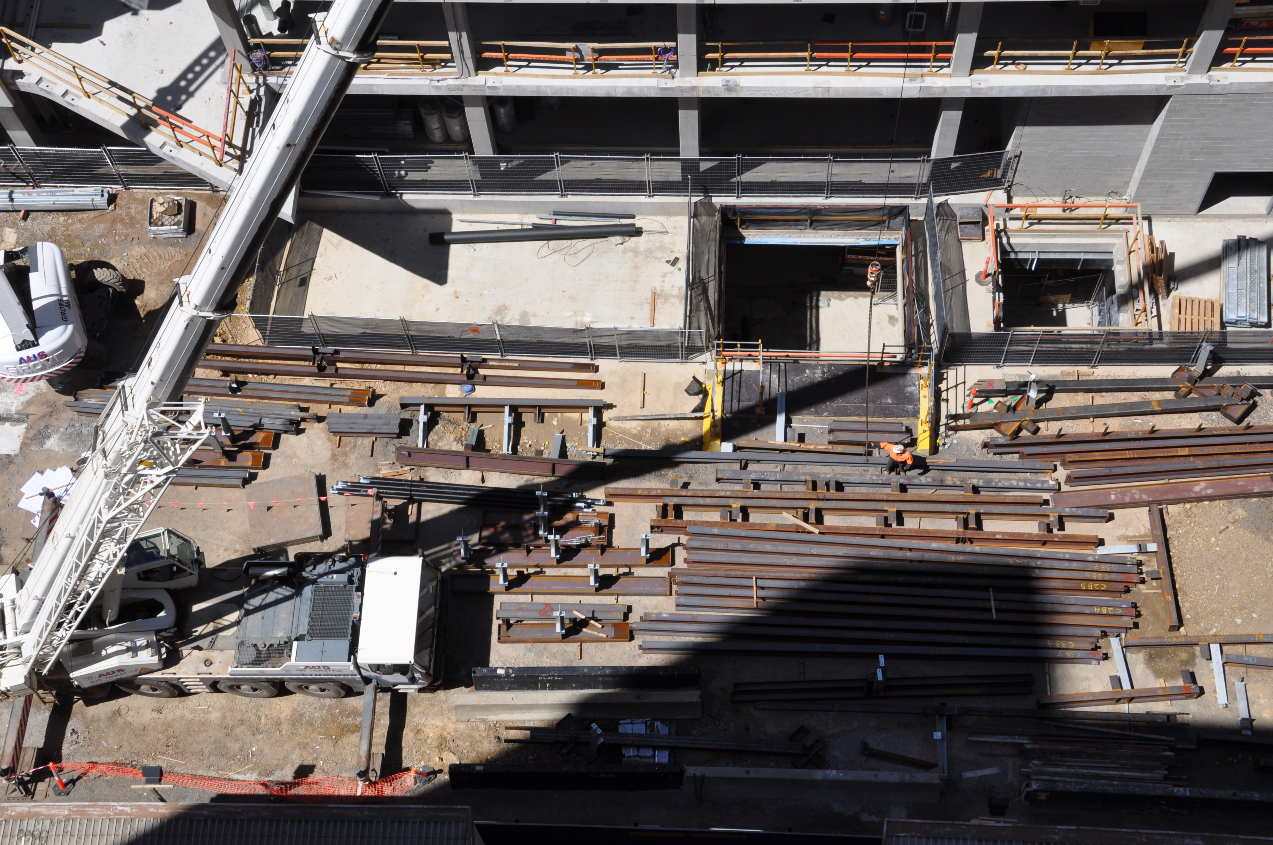 https://archive.abp.unimelb.edu.au/objects/images/Construction/Images/Structural steel/Cantilever/Footings and fabrication & delivery/DSC_4161.JPG