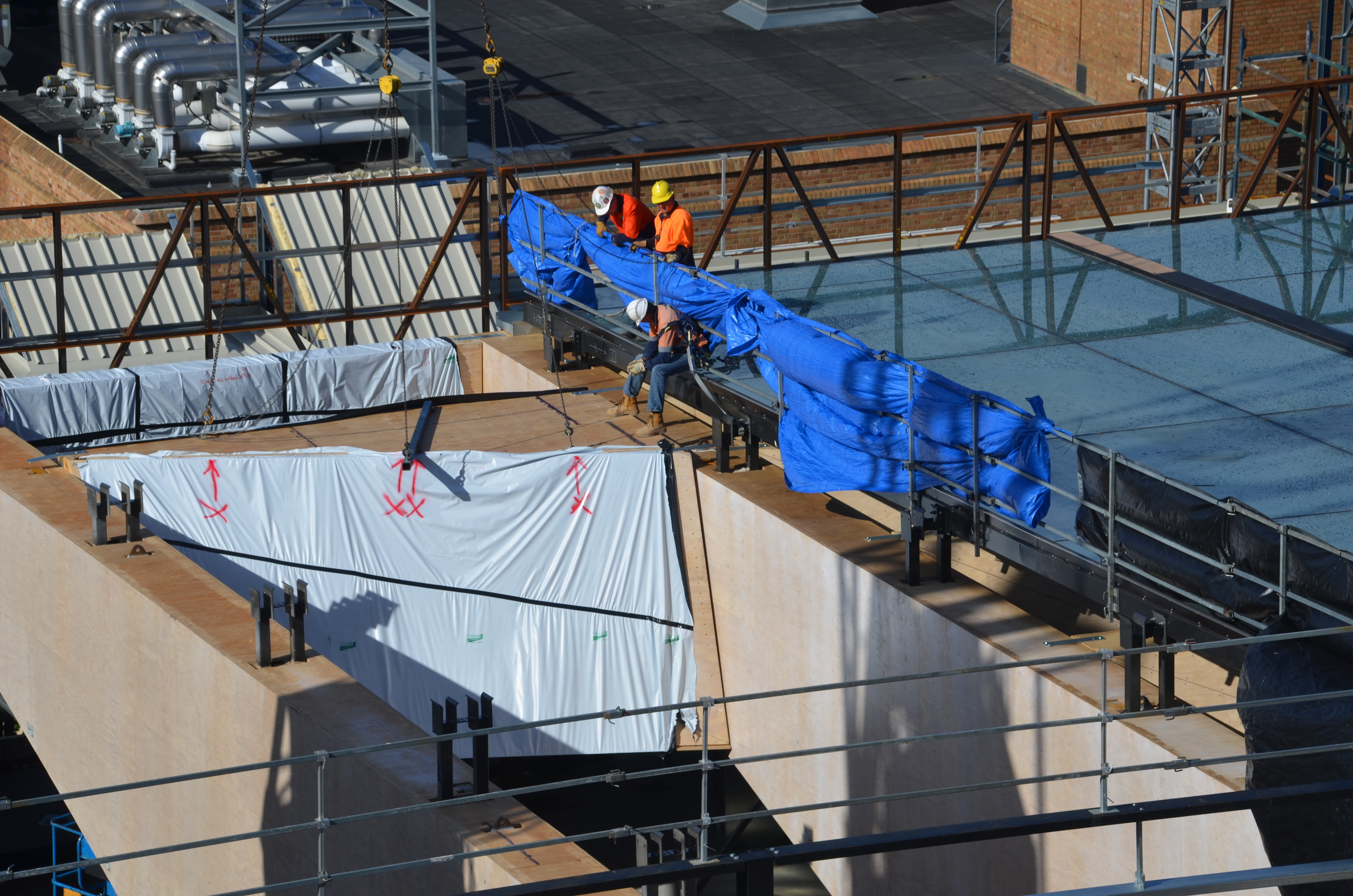 https://archive.abp.unimelb.edu.au/objects/images/Construction/Images/LVL roof beams & coffers/Installation/DSC_5401.JPG