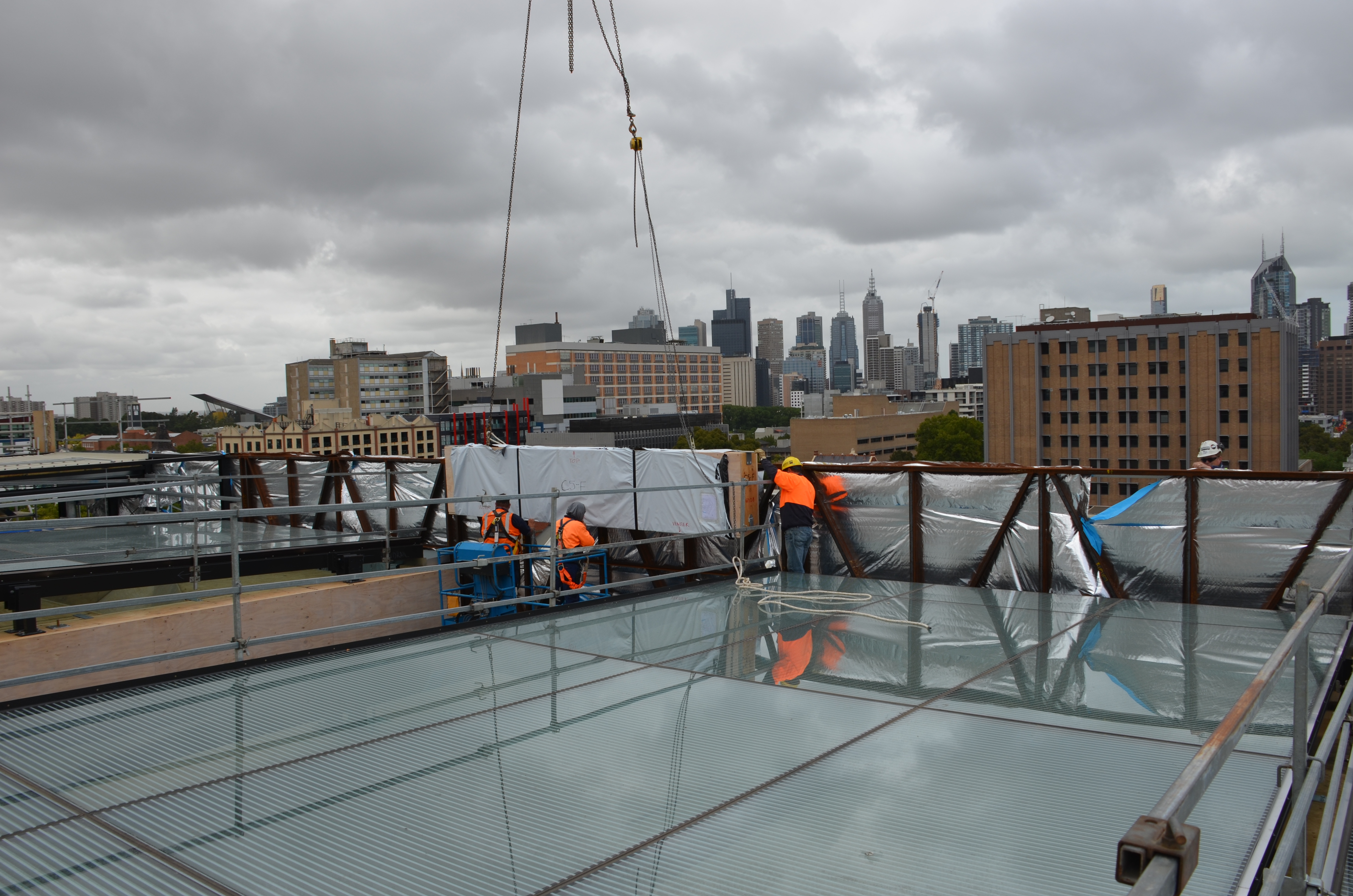 https://archive.abp.unimelb.edu.au/objects/images/Construction/Images/LVL roof beams & coffers/Installation/DSC_5789.JPG