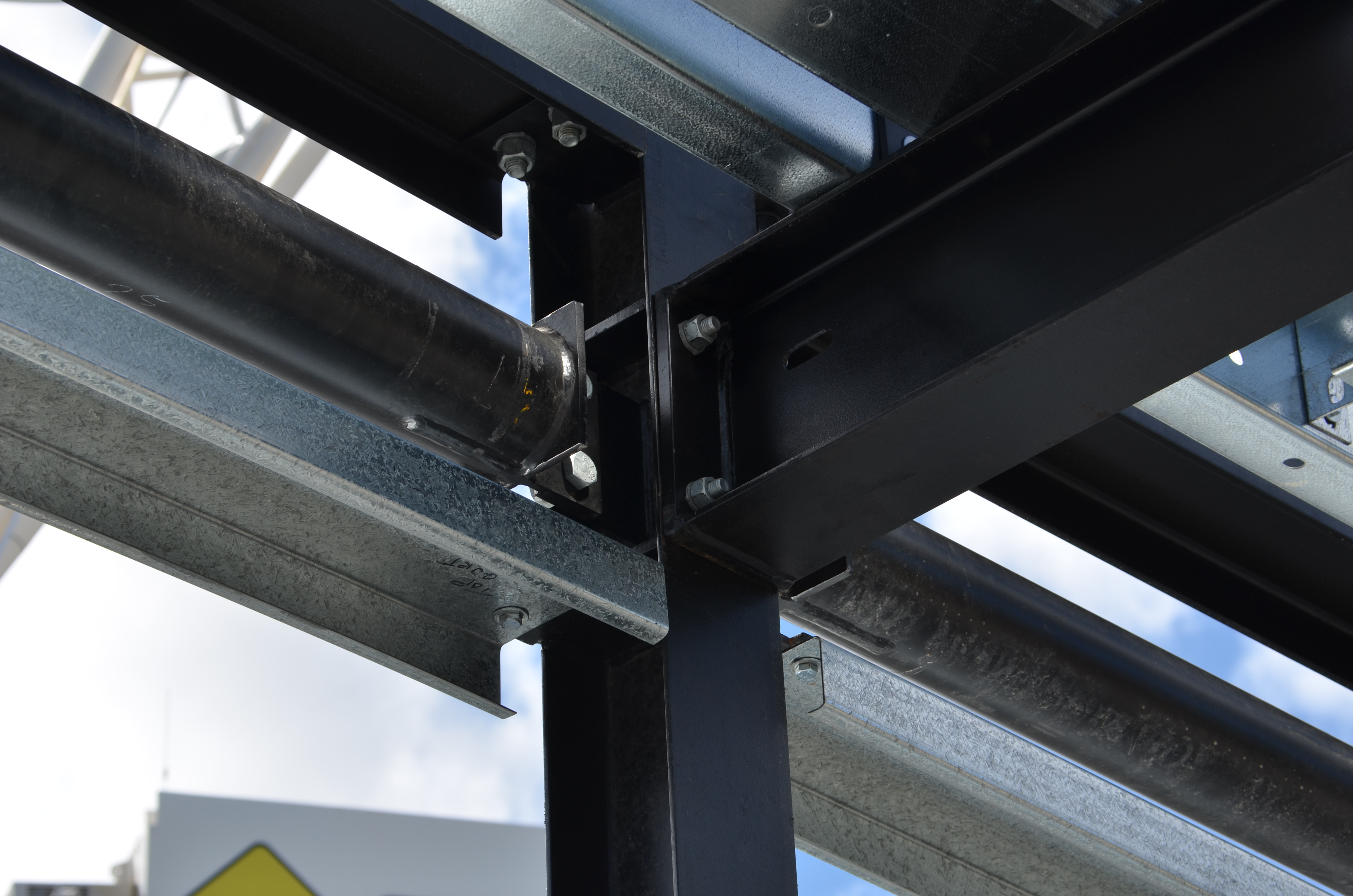https://archive.abp.unimelb.edu.au/objects/images/Construction/Images/Structural steel/Plantroom roof & claddings/DSC_4632.JPG