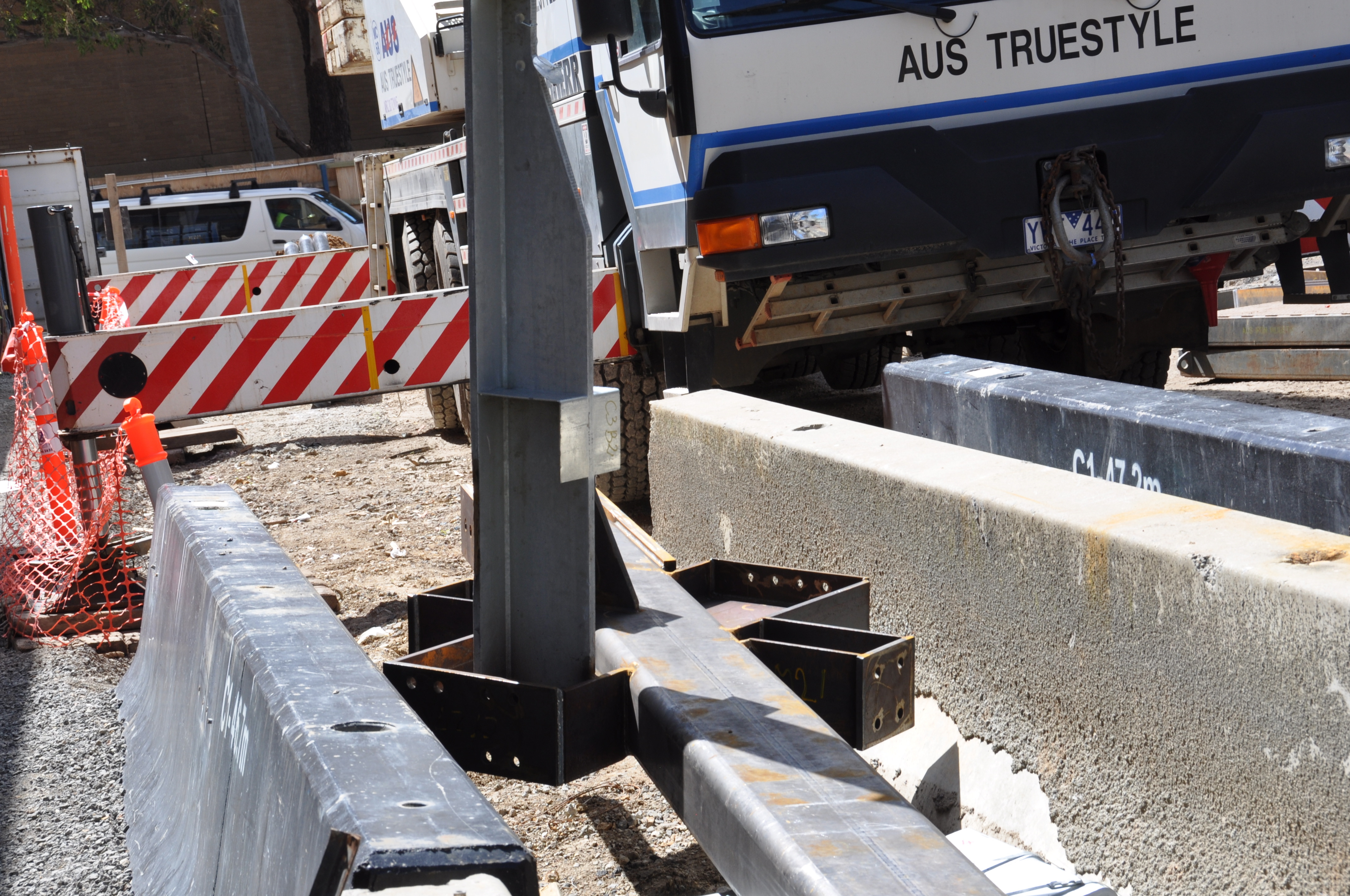 https://archive.abp.unimelb.edu.au/objects/images/Construction/Images/Structural steel/Cantilever/Footings and fabrication & delivery/DSC_4118.JPG
