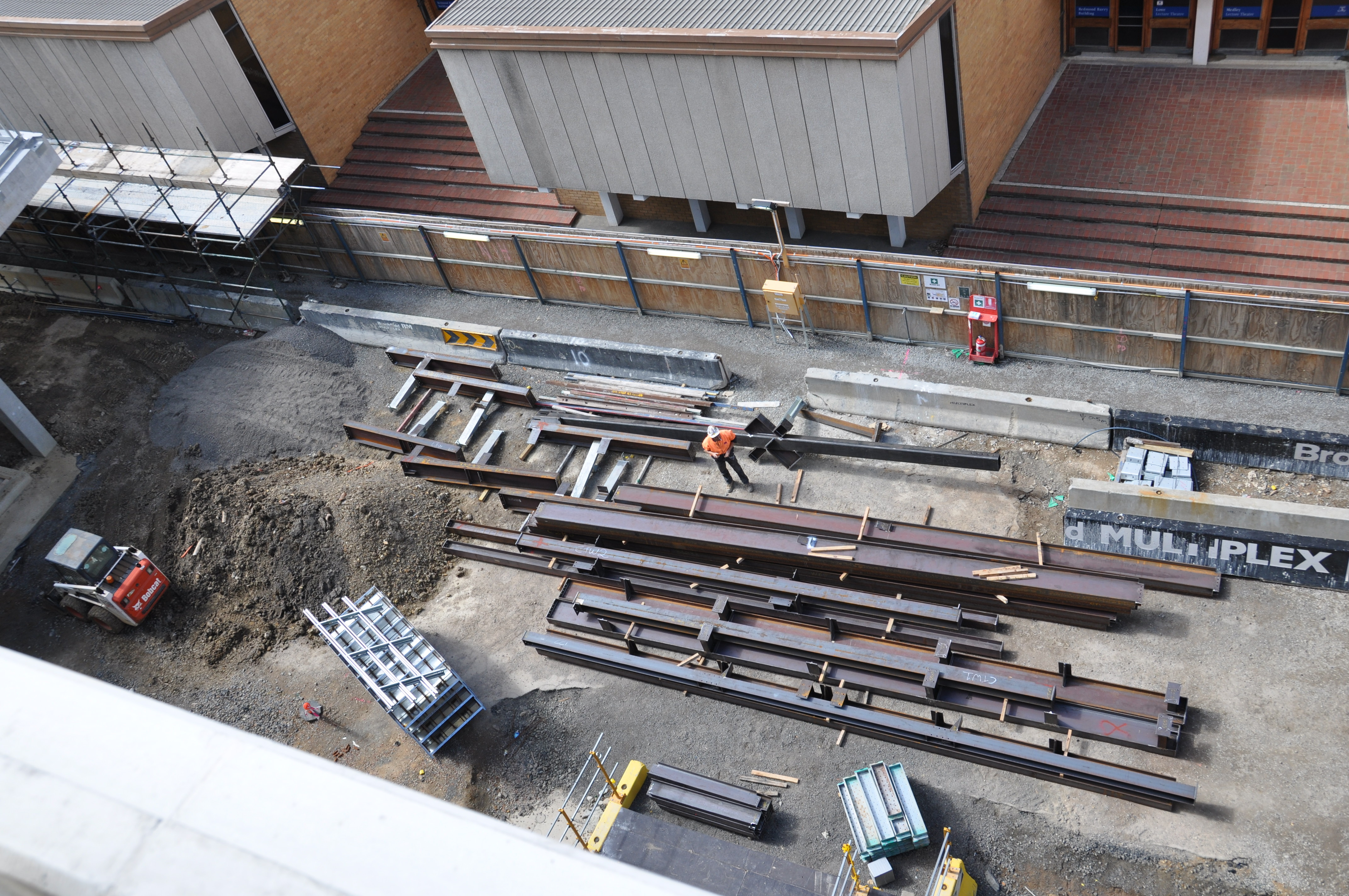 https://archive.abp.unimelb.edu.au/objects/images/Construction/Images/Structural steel/Cantilever/Footings and fabrication & delivery/DSC_4085.JPG