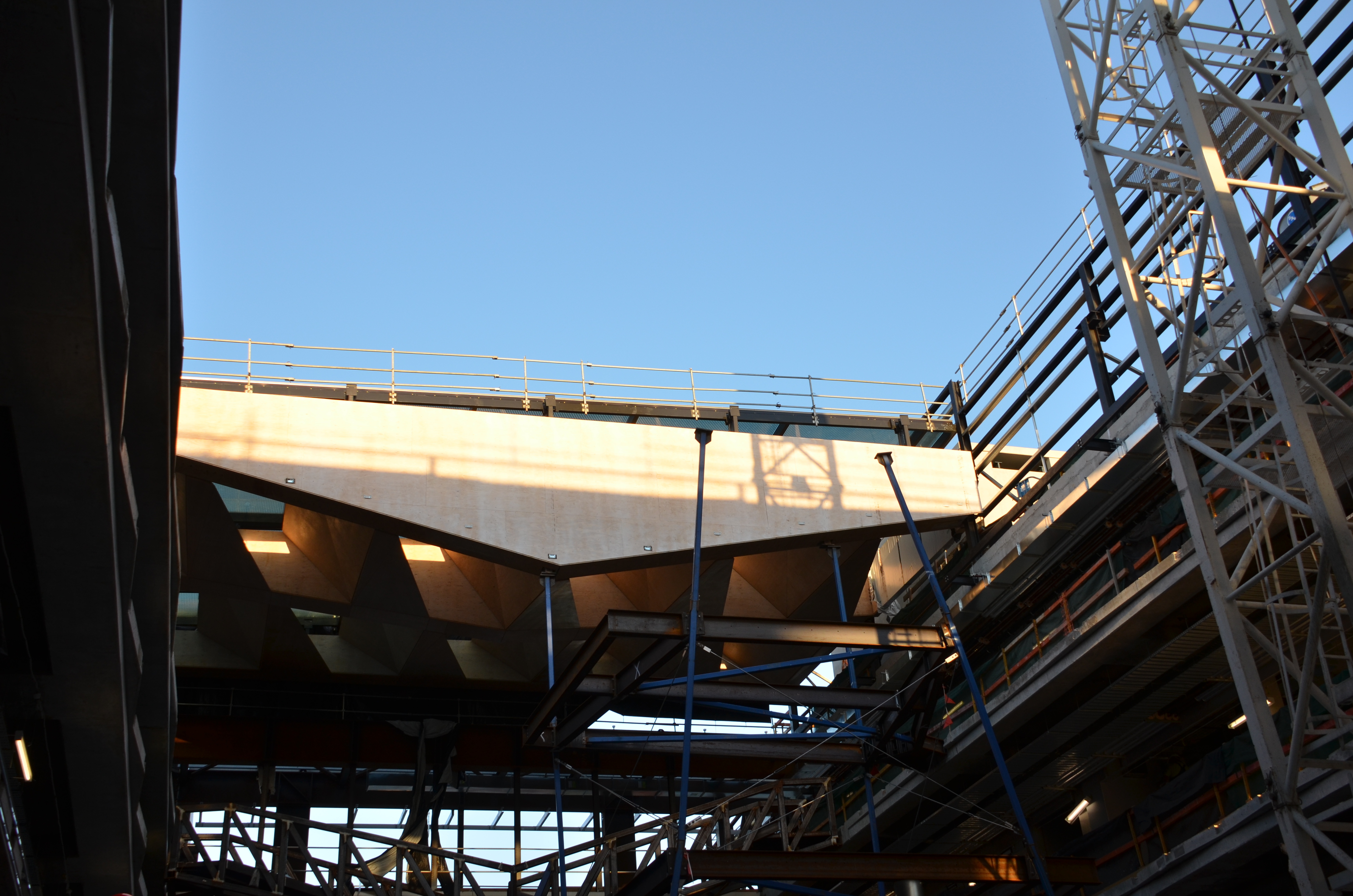 https://archive.abp.unimelb.edu.au/objects/images/Construction/Images/LVL roof beams & coffers/Installation/DSC_5322.JPG