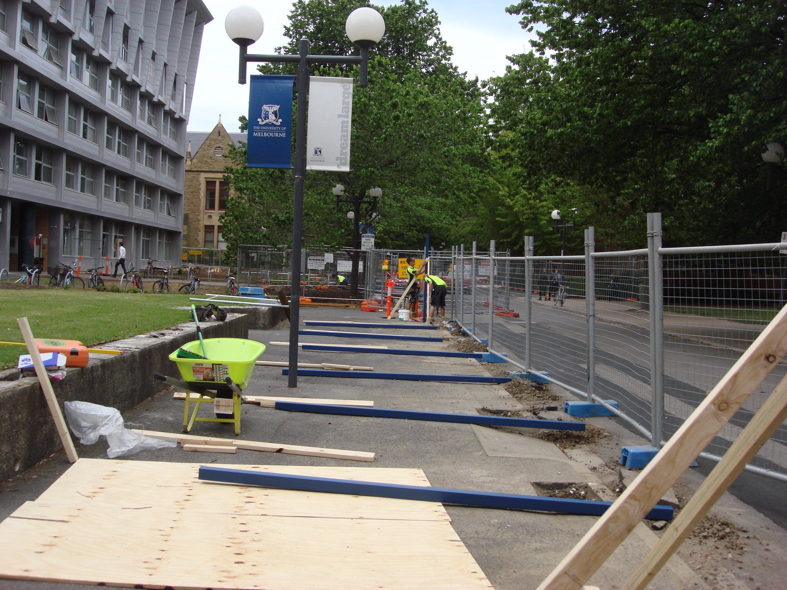 https://archive.abp.unimelb.edu.au/objects/images/Pre-construction/Hoardings and sheds/DSC07753.JPG