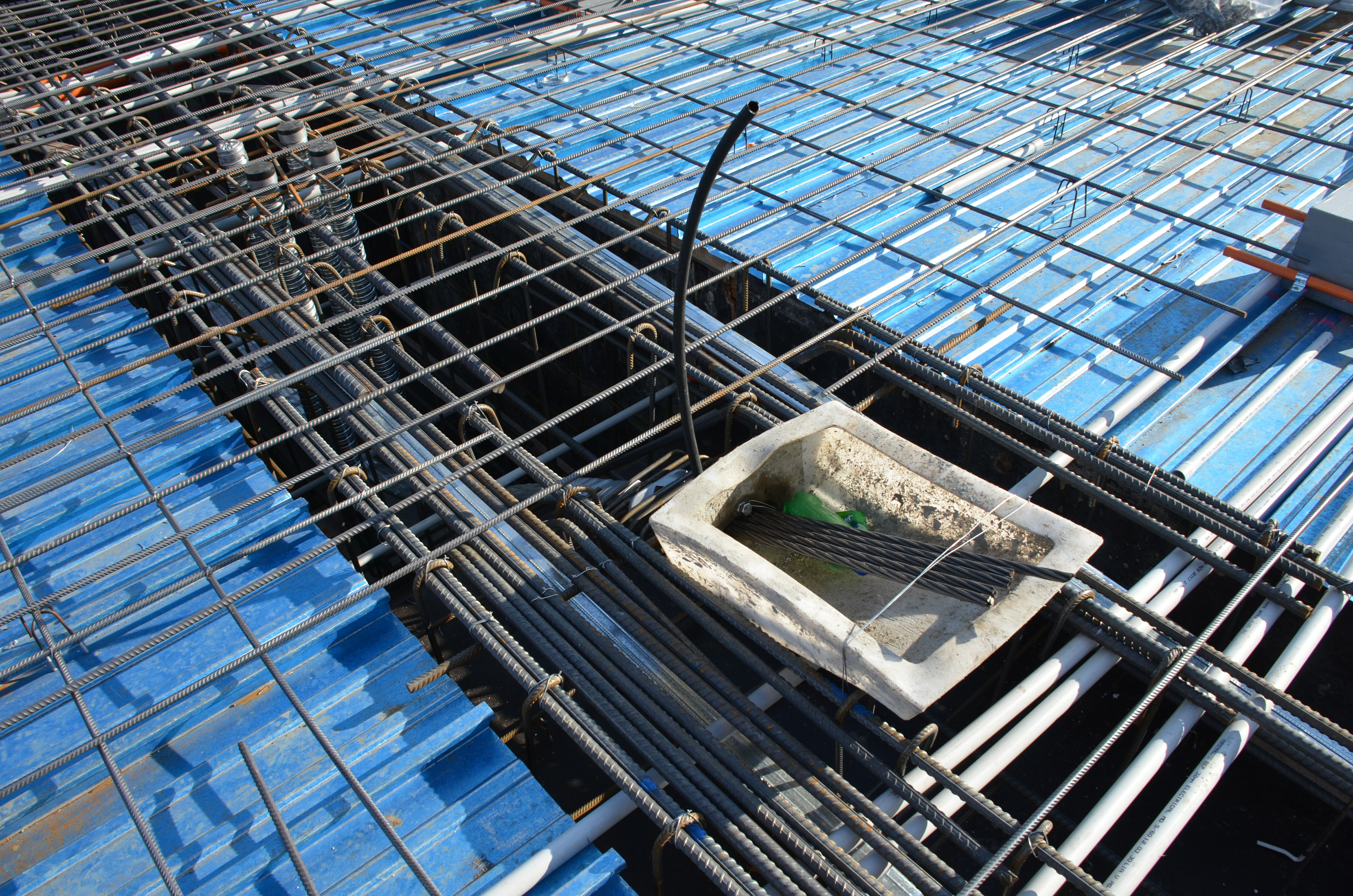 https://archive.abp.unimelb.edu.au/objects/images/Construction/Images/Concrete suspended slabs and beams/Post-tensioned beams & slabs/DSC_1685.JPG
