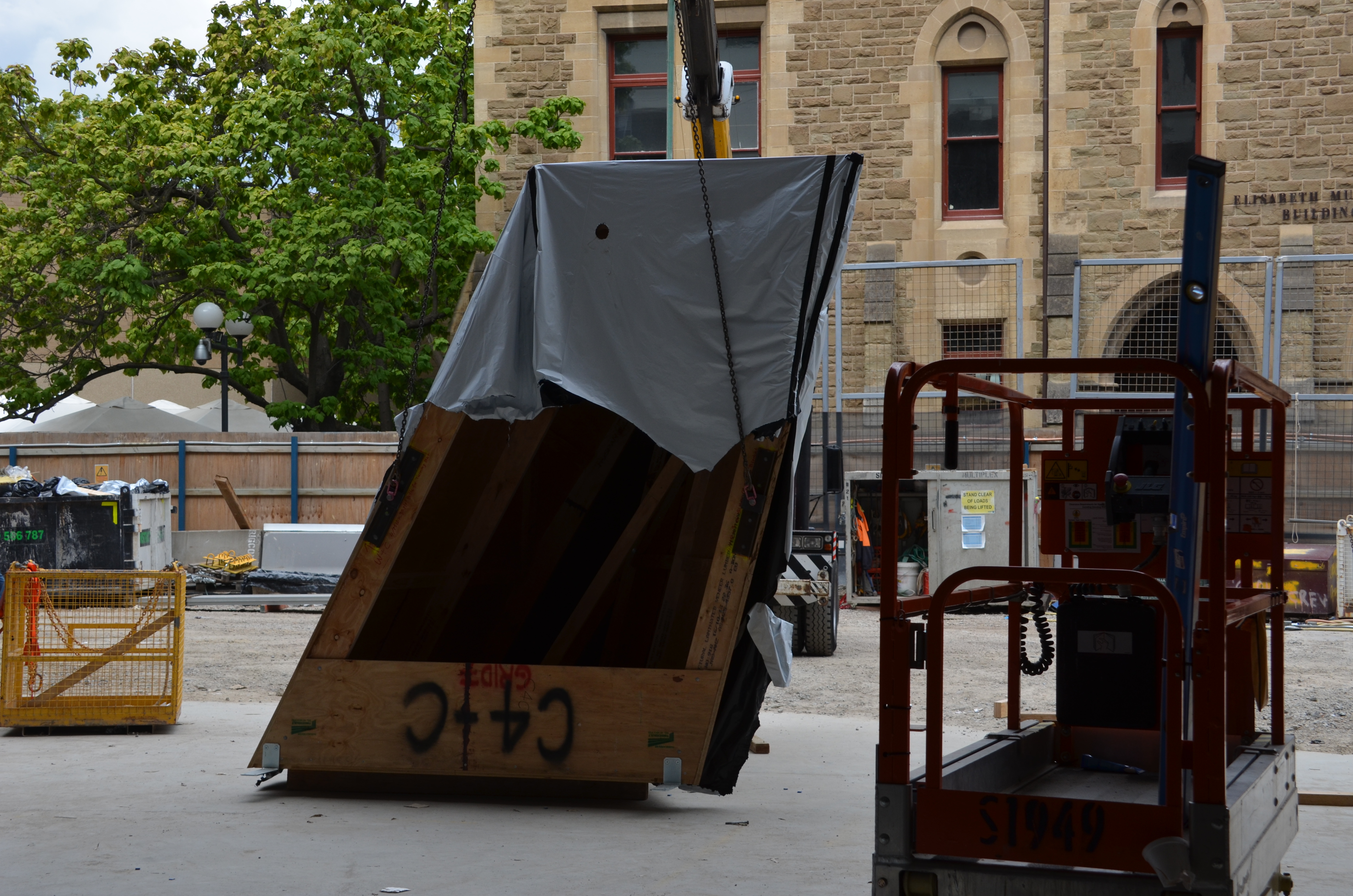 https://archive.abp.unimelb.edu.au/objects/images/Construction/Images/LVL roof beams & coffers/Installation/DSC_5630.JPG