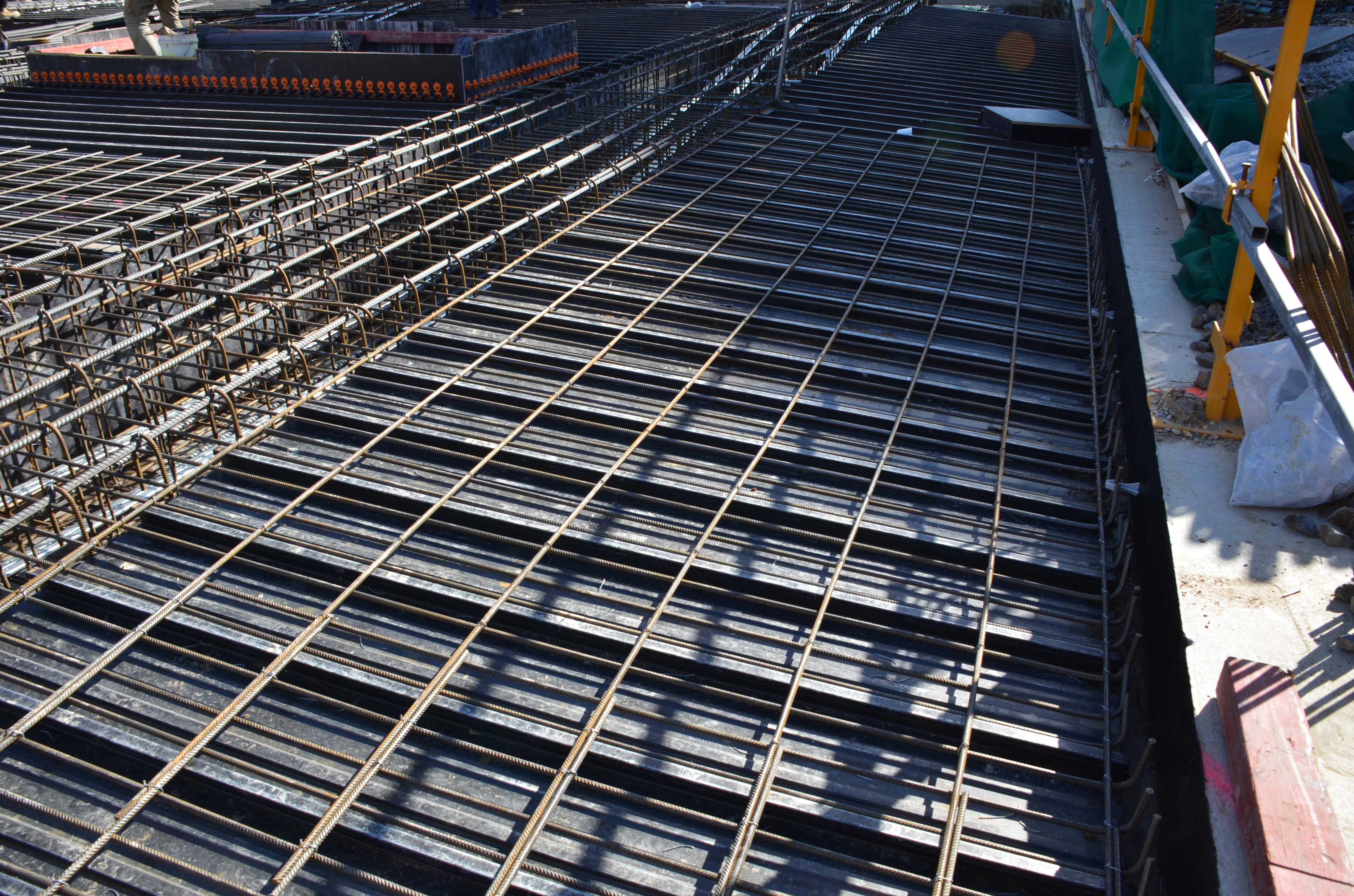 https://archive.abp.unimelb.edu.au/objects/images/Construction/Images/Concrete suspended slabs and beams/Ground level & formwork/DSC_1171.JPG