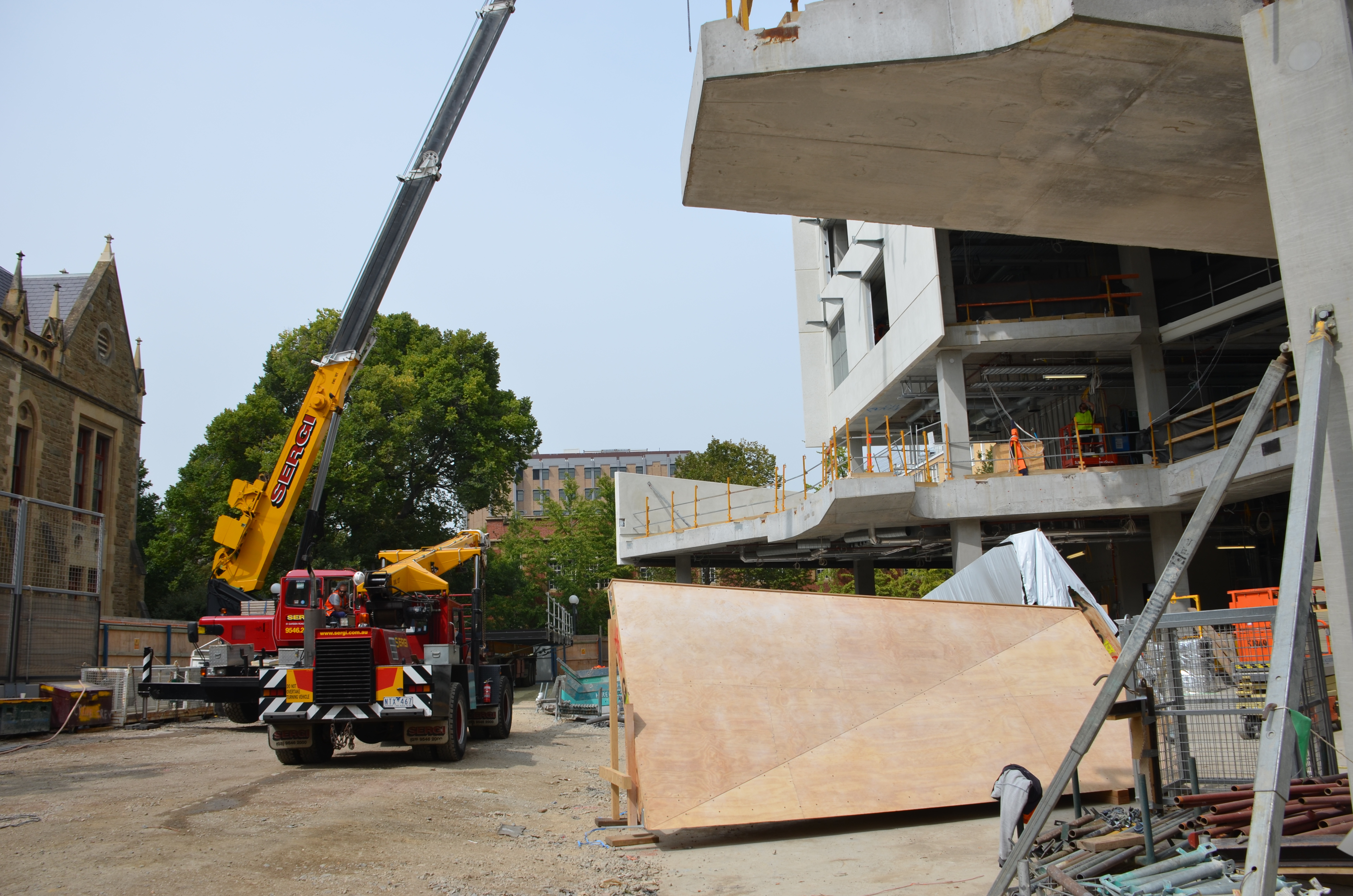 https://archive.abp.unimelb.edu.au/objects/images/Construction/Images/LVL roof beams & coffers/Installation/DSC_5196.JPG https://archive.abp.unimelb.edu.au/objects/images/Construction/Images/LVL roof beams & coffers/Installation/DSC_5196.JPG