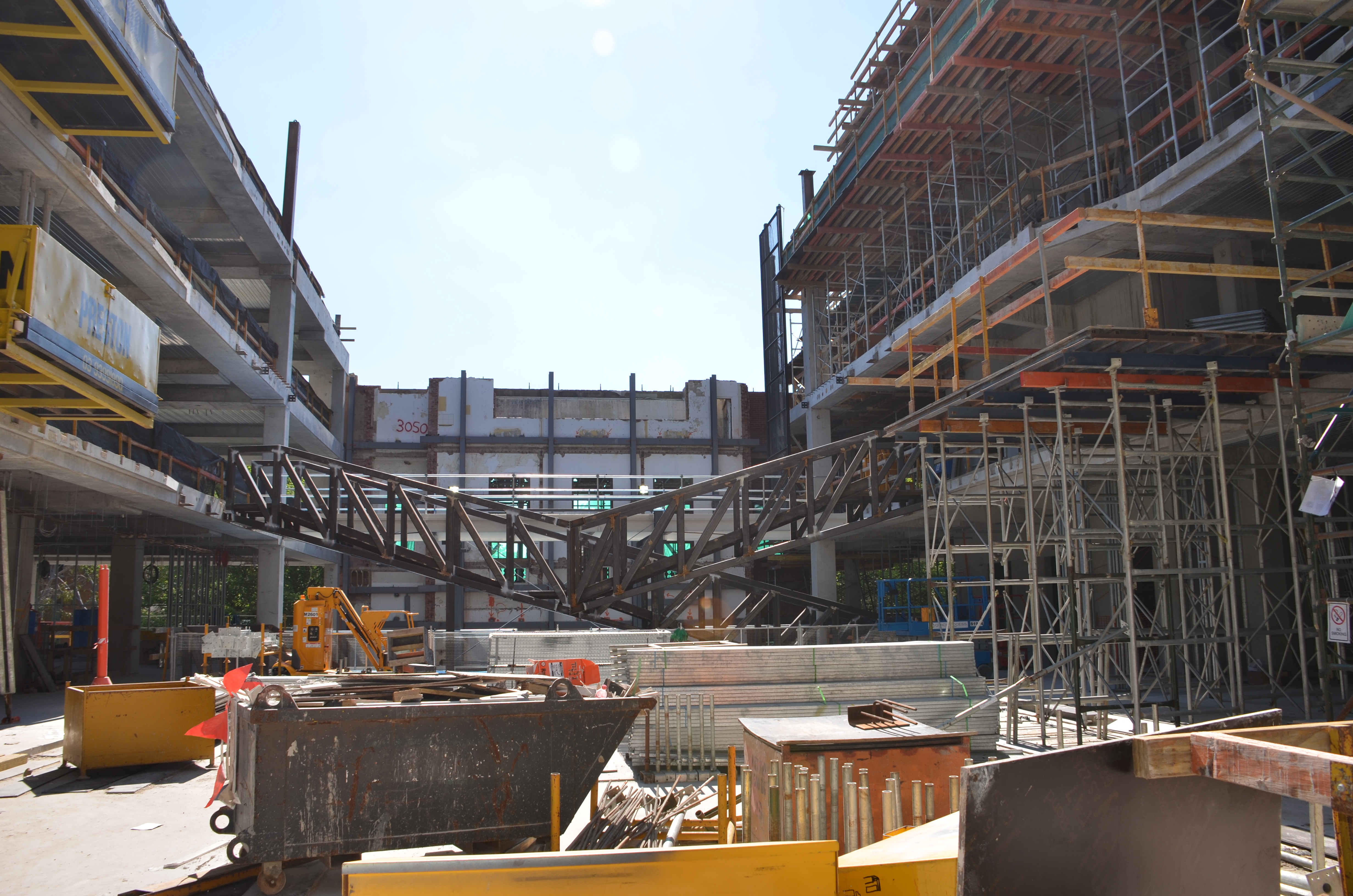 https://archive.abp.unimelb.edu.au/objects/images/Construction/Images/Stairs, walkways and balustrades/Y Stairs structural steel/Installation/DSC_3531.JPG