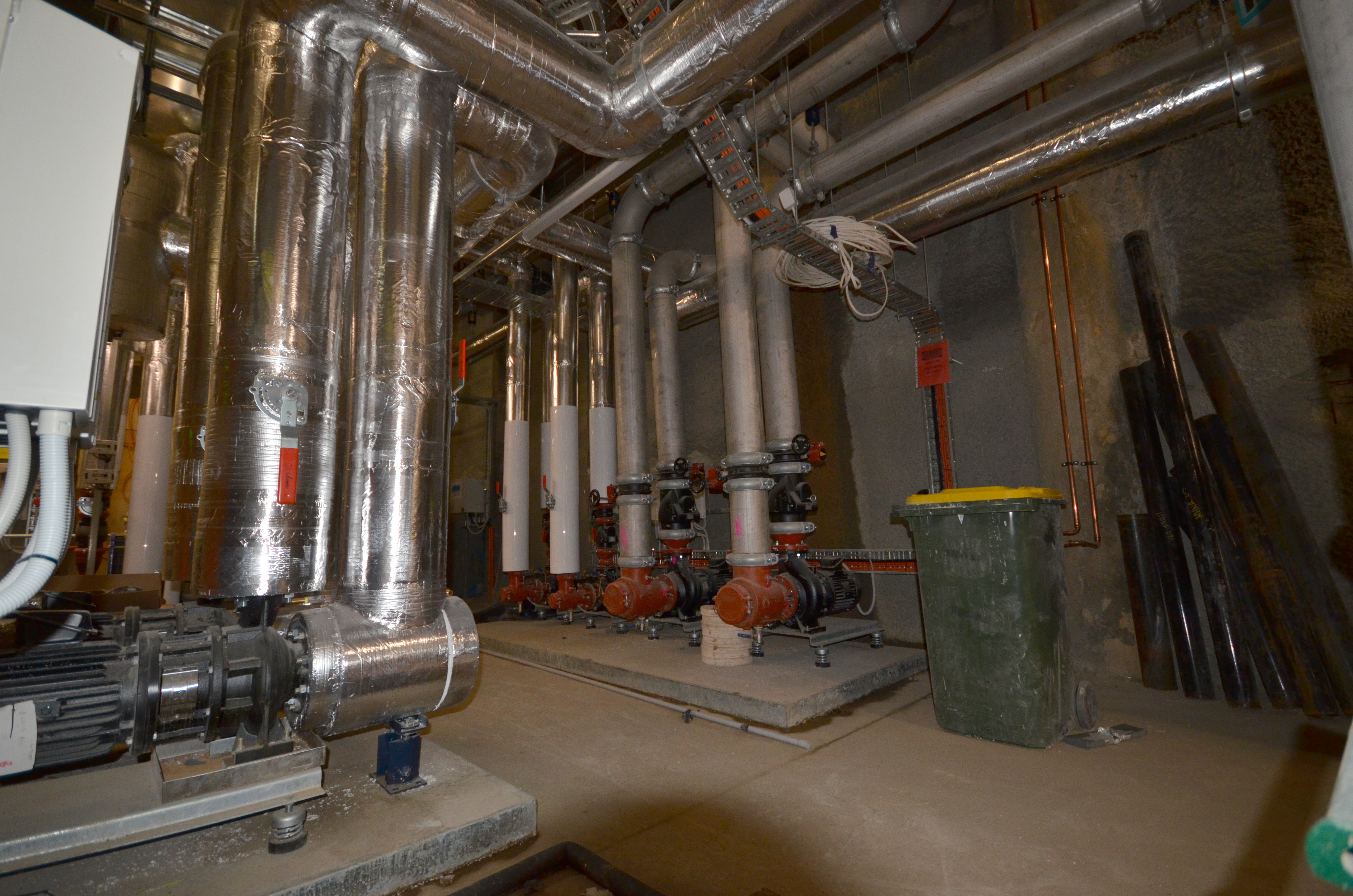 https://archive.abp.unimelb.edu.au/objects/images/Construction/Images/Services/Mechanical/Large plant room basement/DSC_8305.JPG