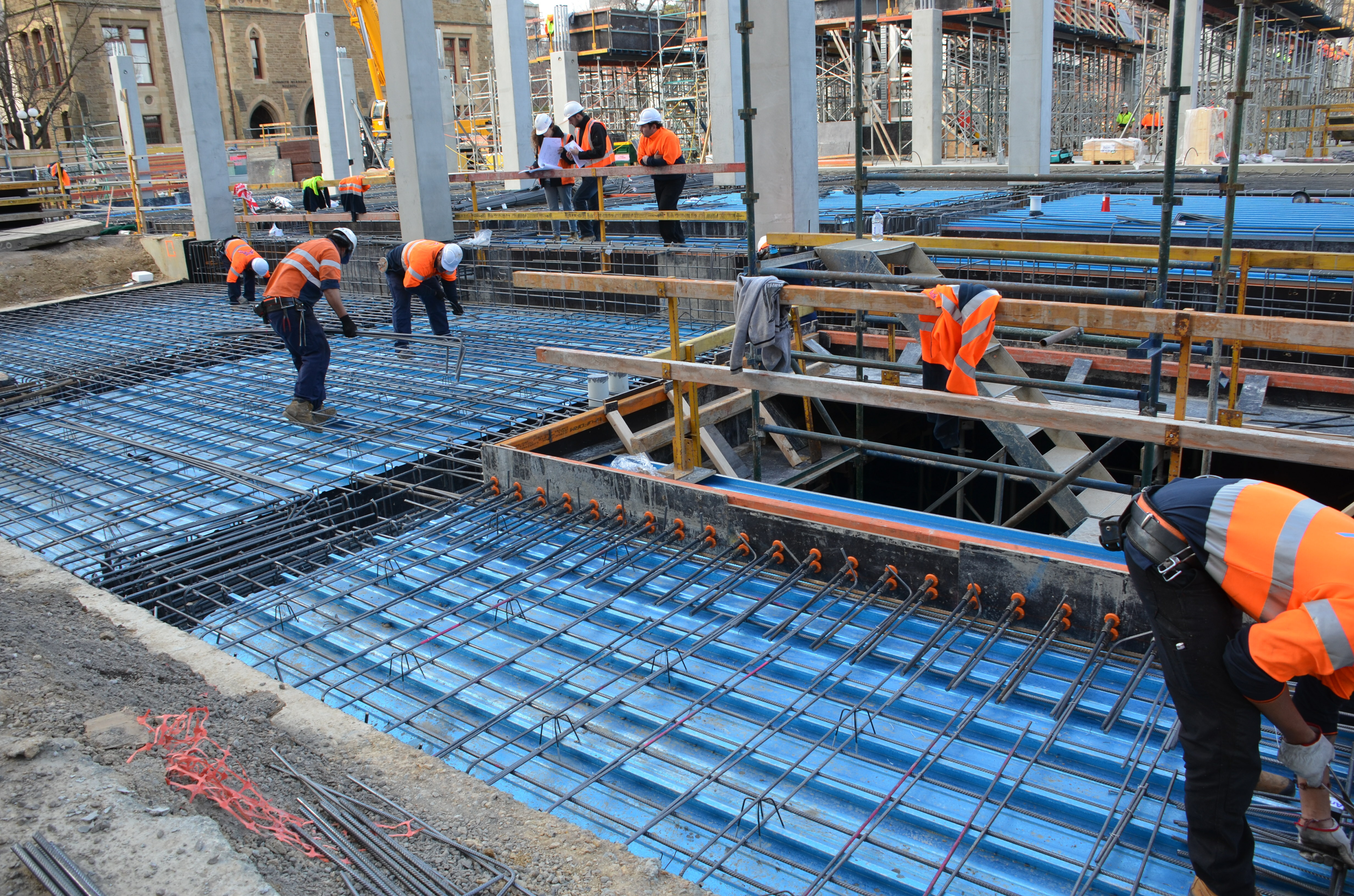 https://archive.abp.unimelb.edu.au/objects/images/Construction/Images/Concrete suspended slabs and beams/Ground level & formwork/DSC_1395.JPG