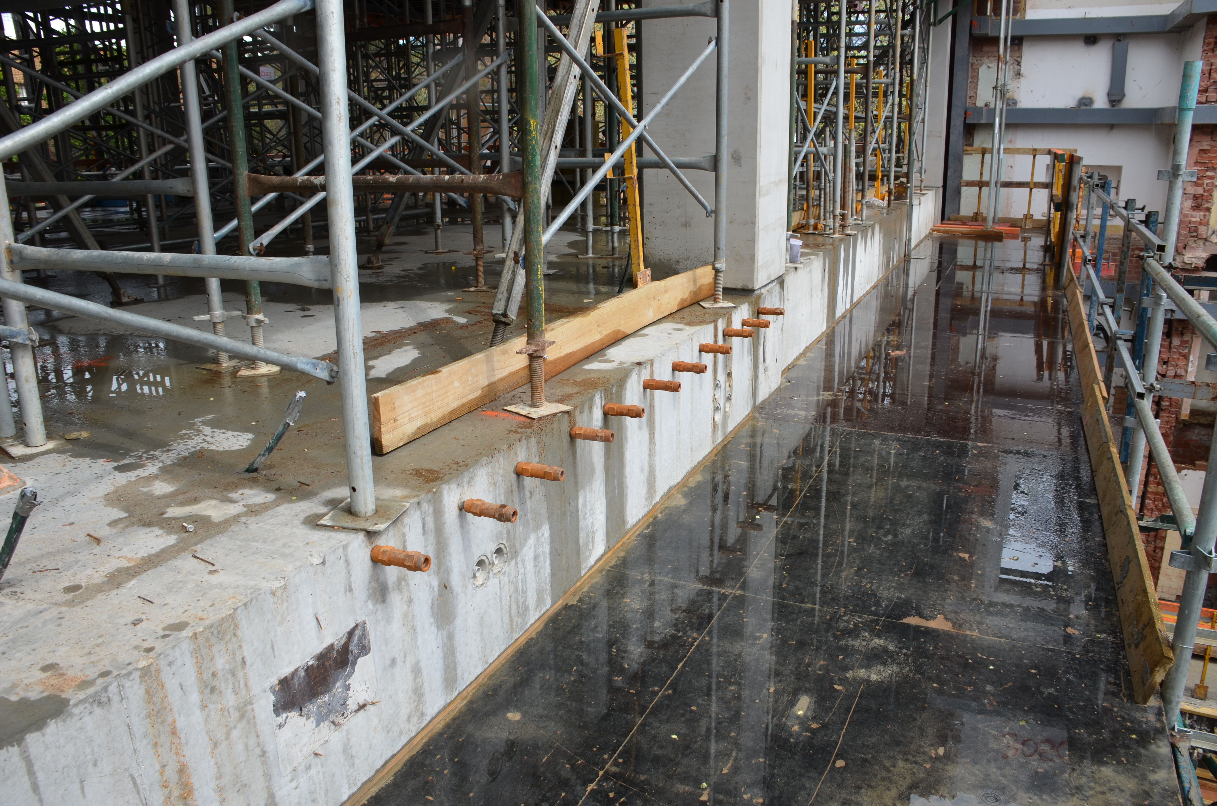 https://archive.abp.unimelb.edu.au/objects/images/Construction/Images/Stairs, walkways and balustrades/Structural steel walkways & support structure/DSC_2385.JPG