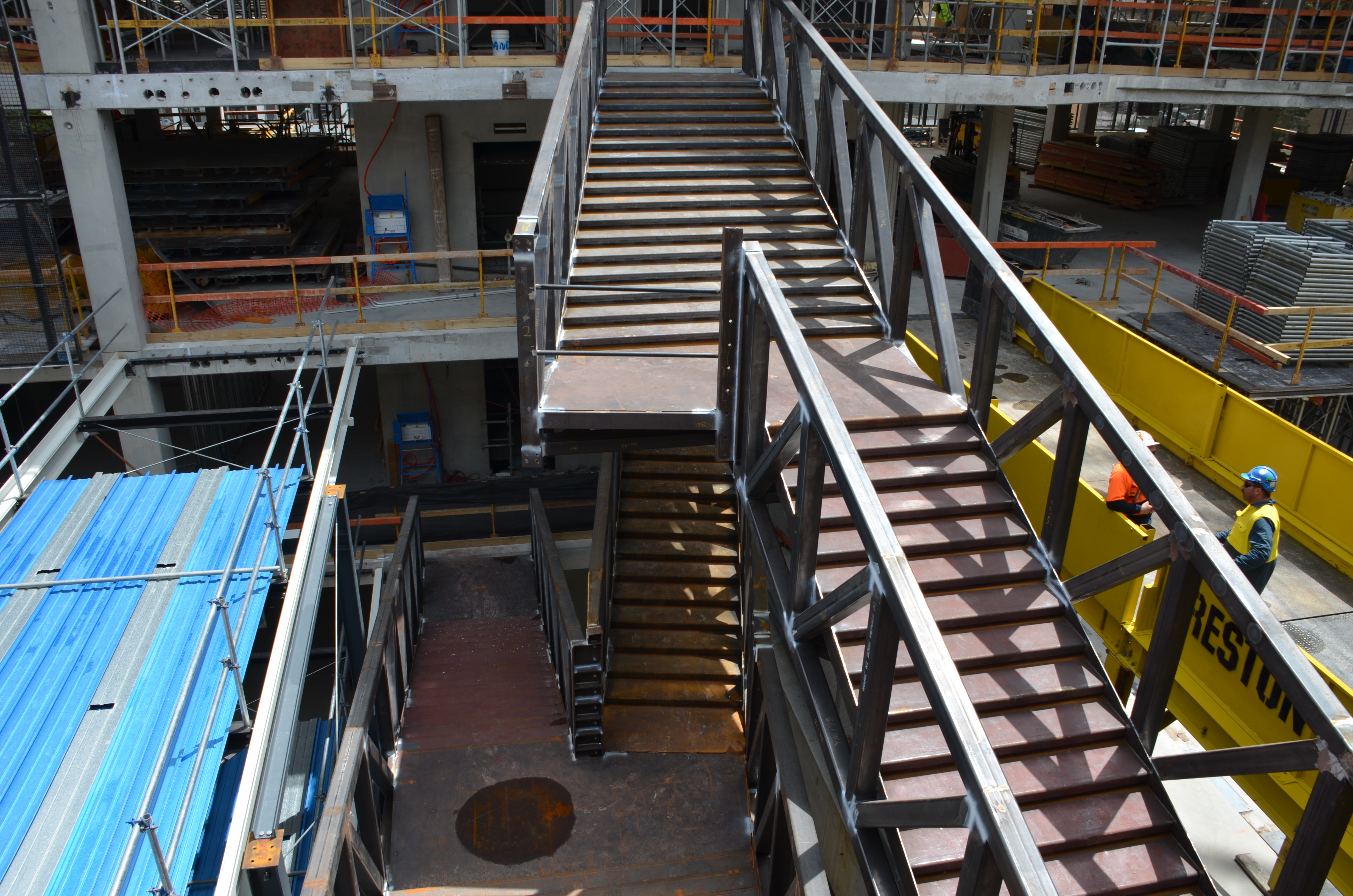 https://archive.abp.unimelb.edu.au/objects/images/Construction/Images/Stairs, walkways and balustrades/Y Stairs structural steel/Installation/DSC_3709.JPG
