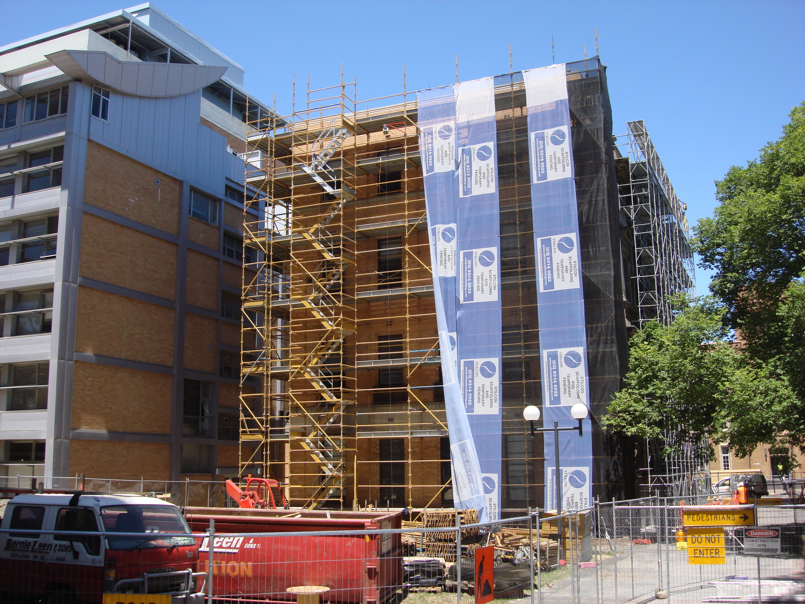 https://archive.abp.unimelb.edu.au/objects/images/Pre-construction/Scaffolding/DSC07775.JPG https://archive.abp.unimelb.edu.au/objects/images/Pre-construction/Scaffolding/DSC07775.JPG