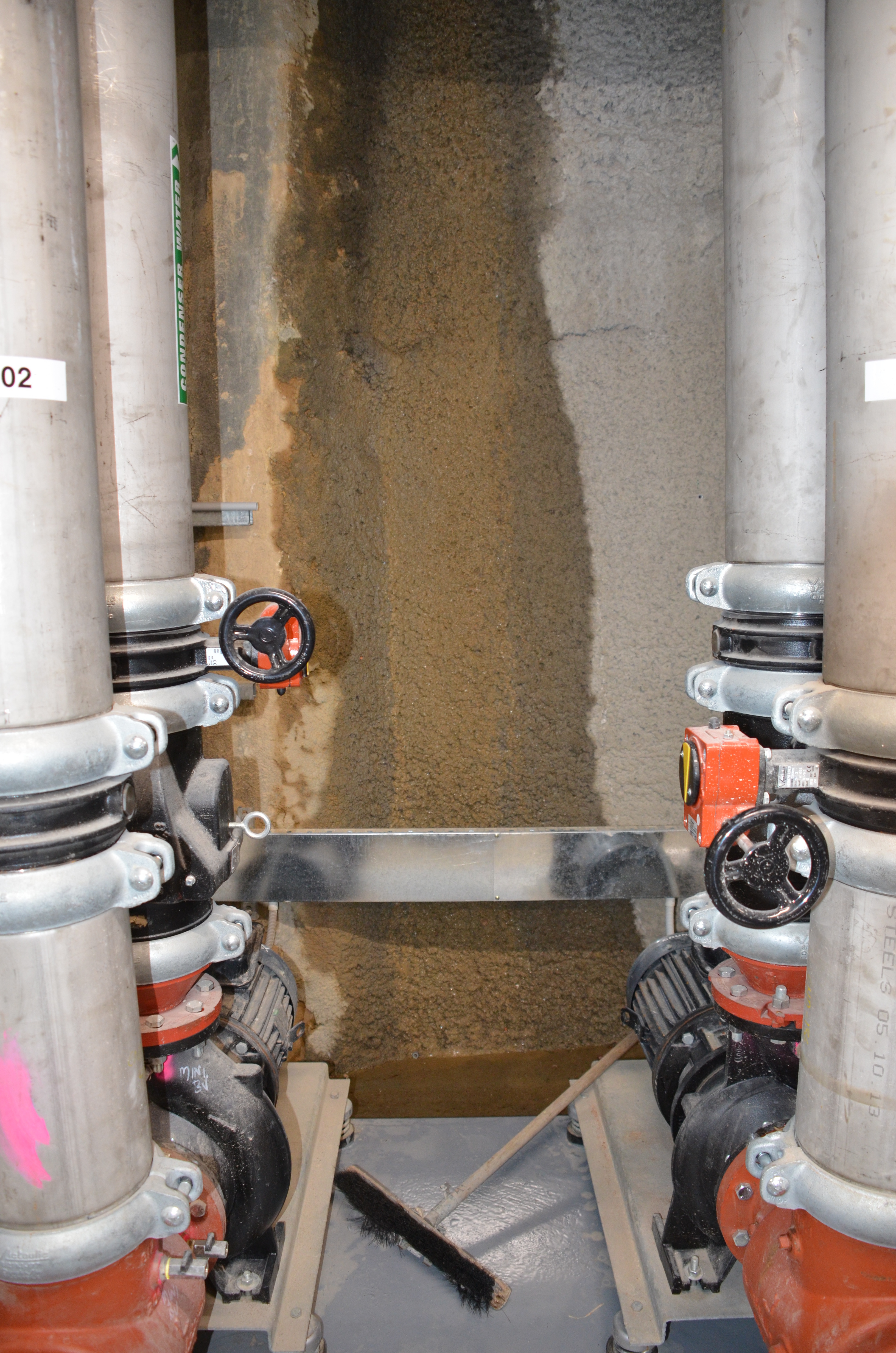 https://archive.abp.unimelb.edu.au/objects/images/Construction/Images/Basement/Basement water leaks/Large plantroom basement/DSD_0280.JPG