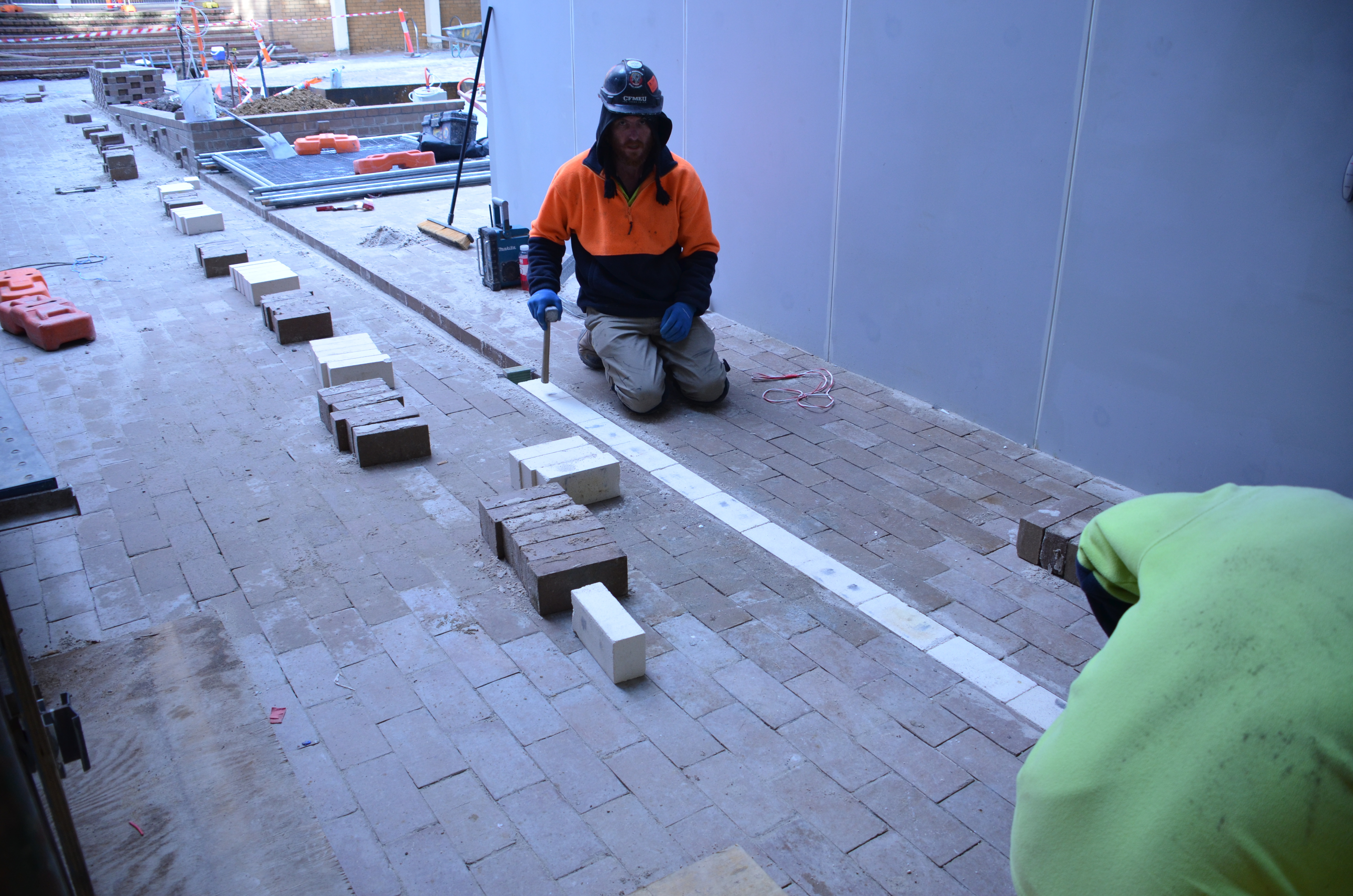 https://archive.abp.unimelb.edu.au/objects/images/Construction/Images/External Works/Brick paving & brick walls/DSC_9443.JPG