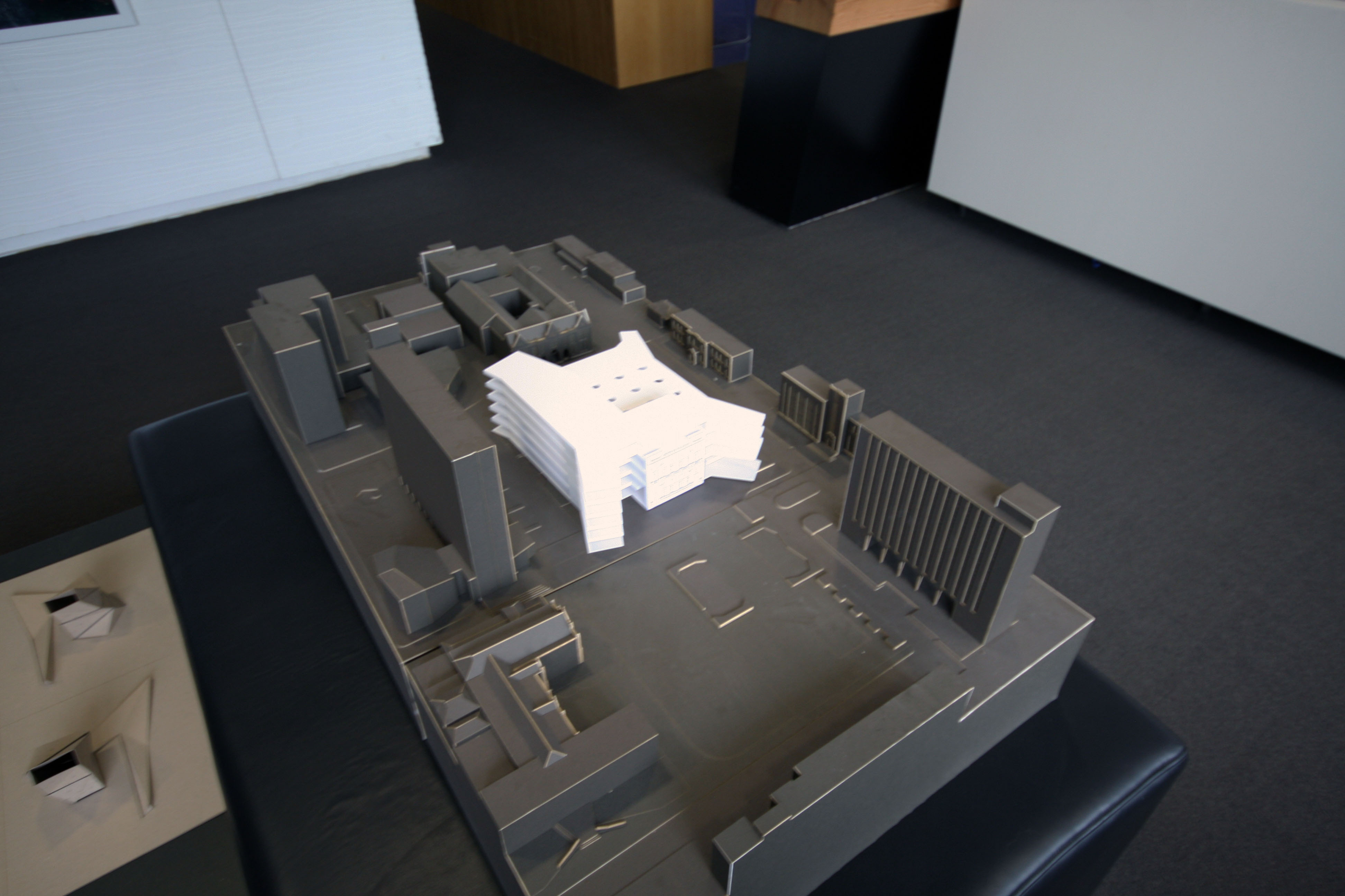 https://archive.abp.unimelb.edu.au/objects/images/Design/Schematic design/Card models/Massing model/IMG_8680.JPG