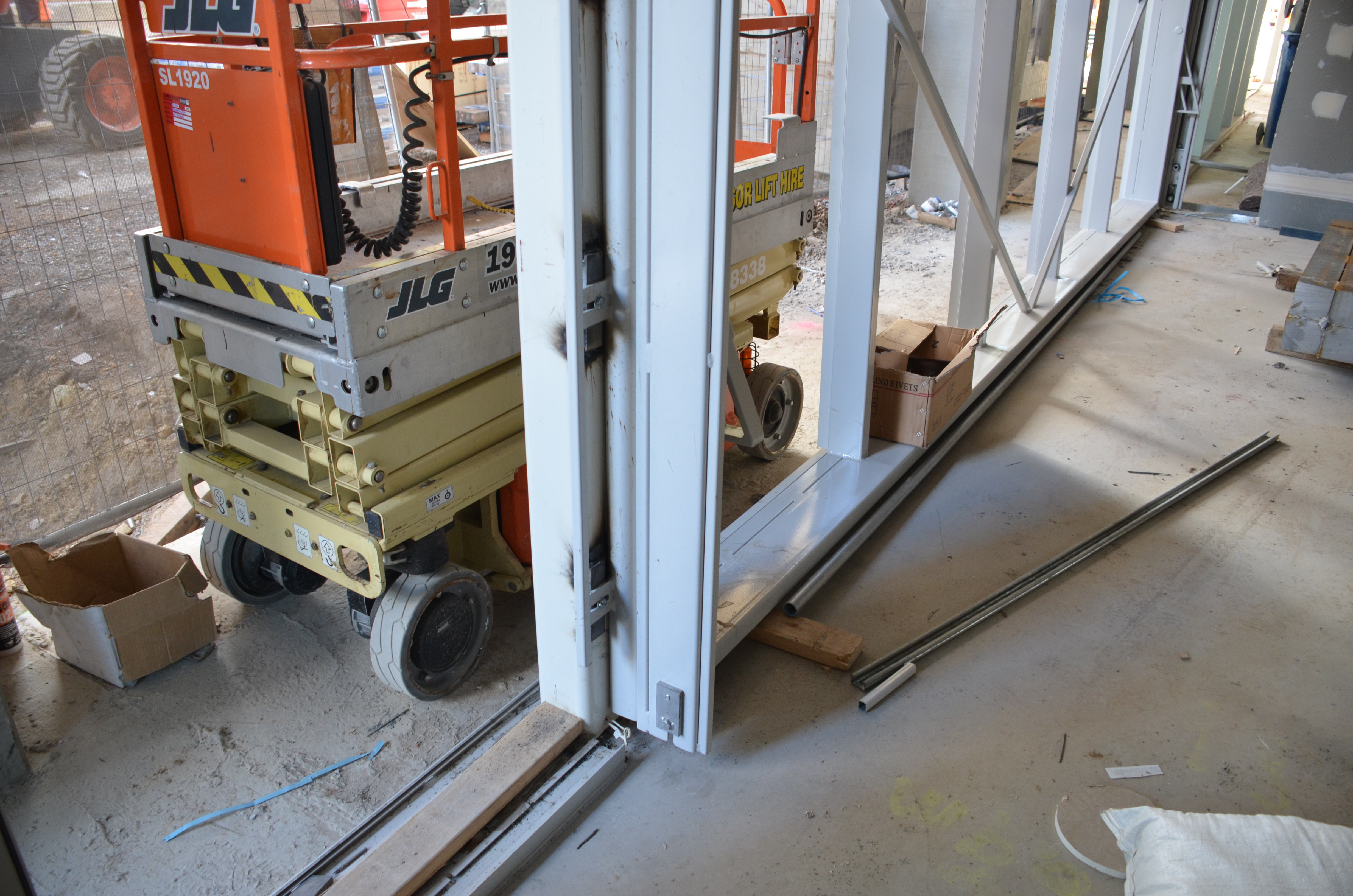 https://archive.abp.unimelb.edu.au/objects/images/Construction/Images/Doors and door frames/Workshop folding doors/DSC_7407.JPG