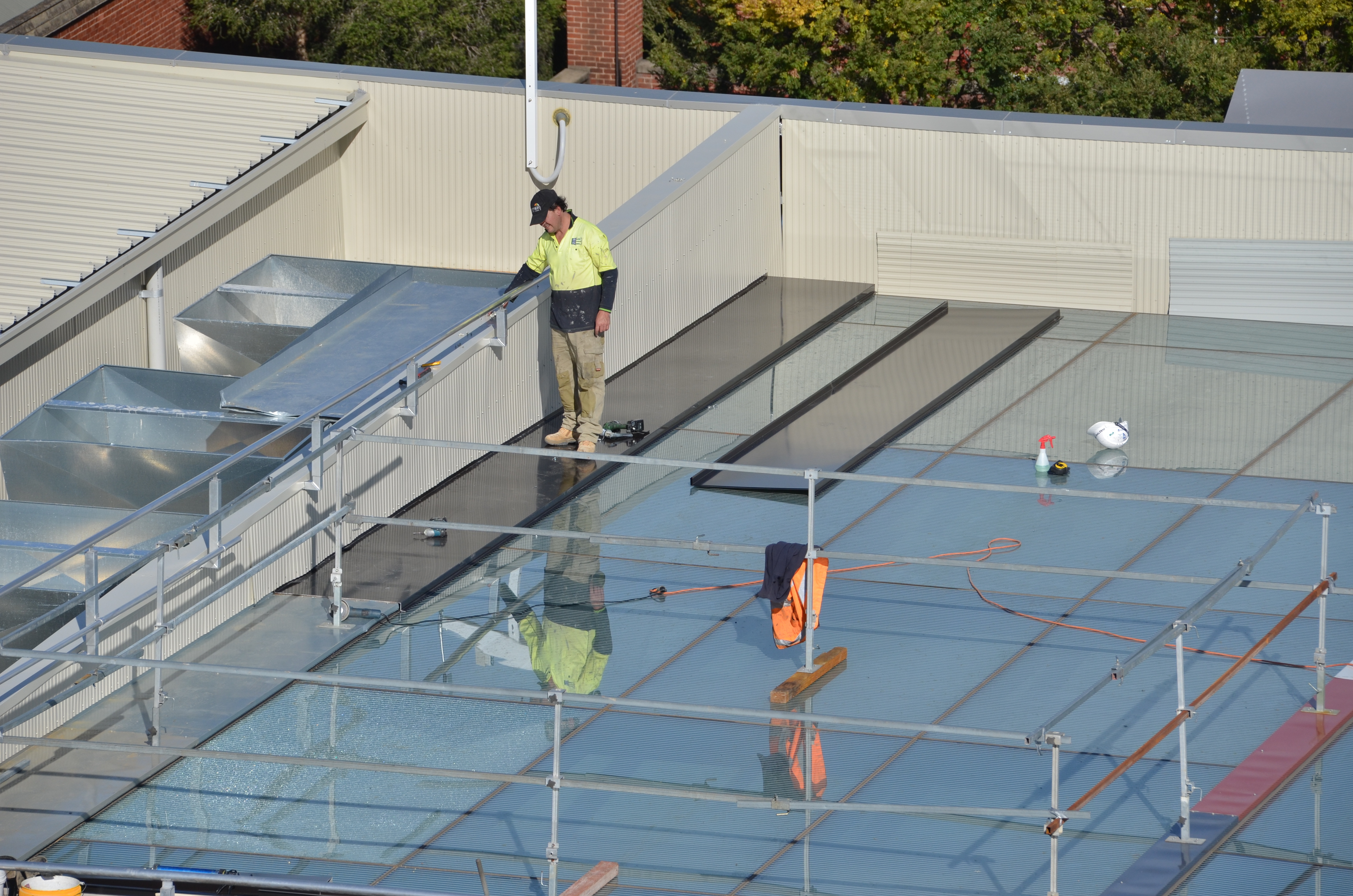https://archive.abp.unimelb.edu.au/objects/images/Construction/Images/Roof/Glazed atrium roof/Delivery & Installation/DSC_7778.JPG https://archive.abp.unimelb.edu.au/objects/images/Construction/Images/Roof/Glazed atrium roof/Delivery & Installation/DSC_7778.JPG