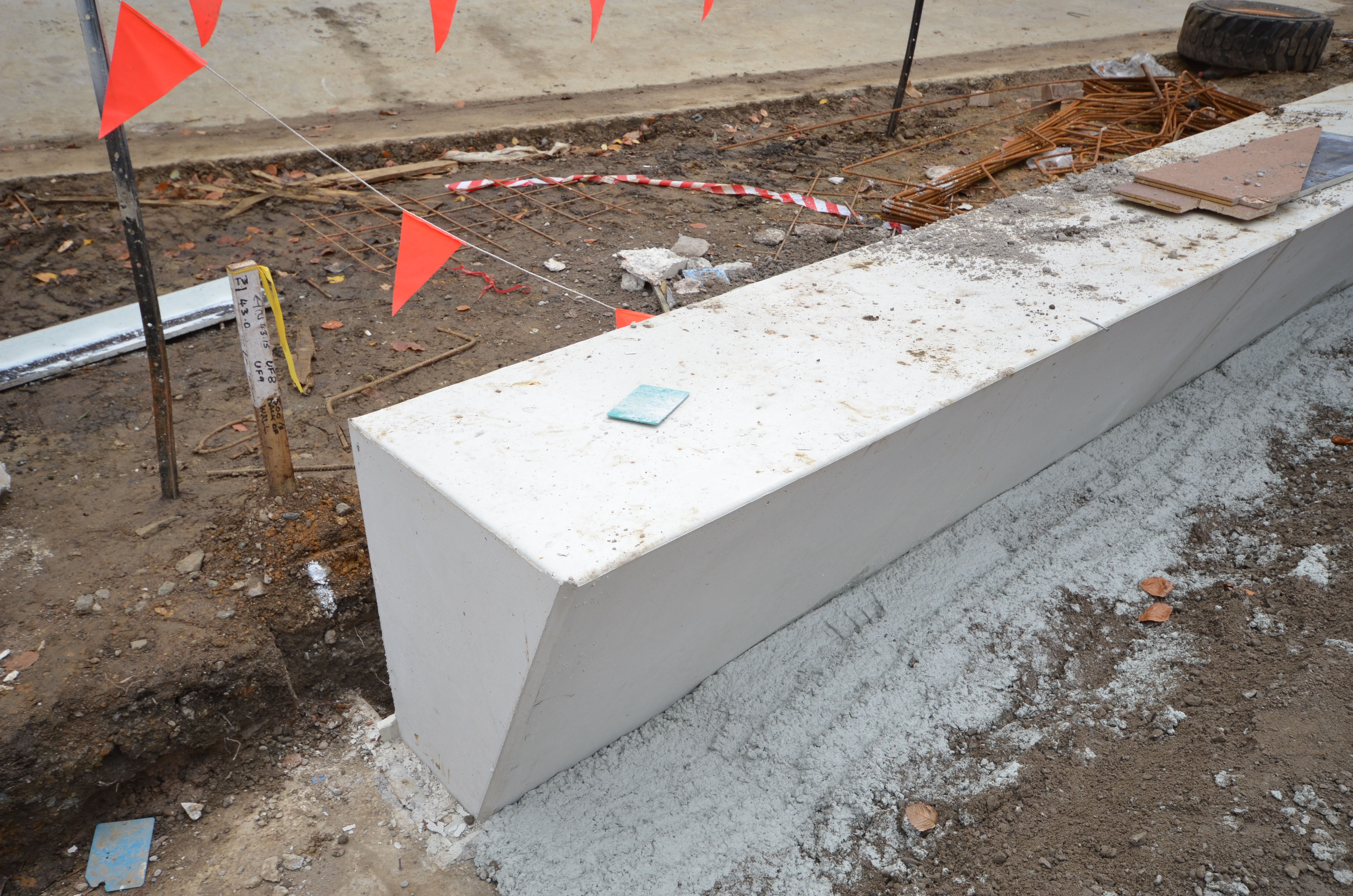 https://archive.abp.unimelb.edu.au/objects/images/Construction/Images/External Works/Precast concrete seating and supports/DSC_8874.JPG