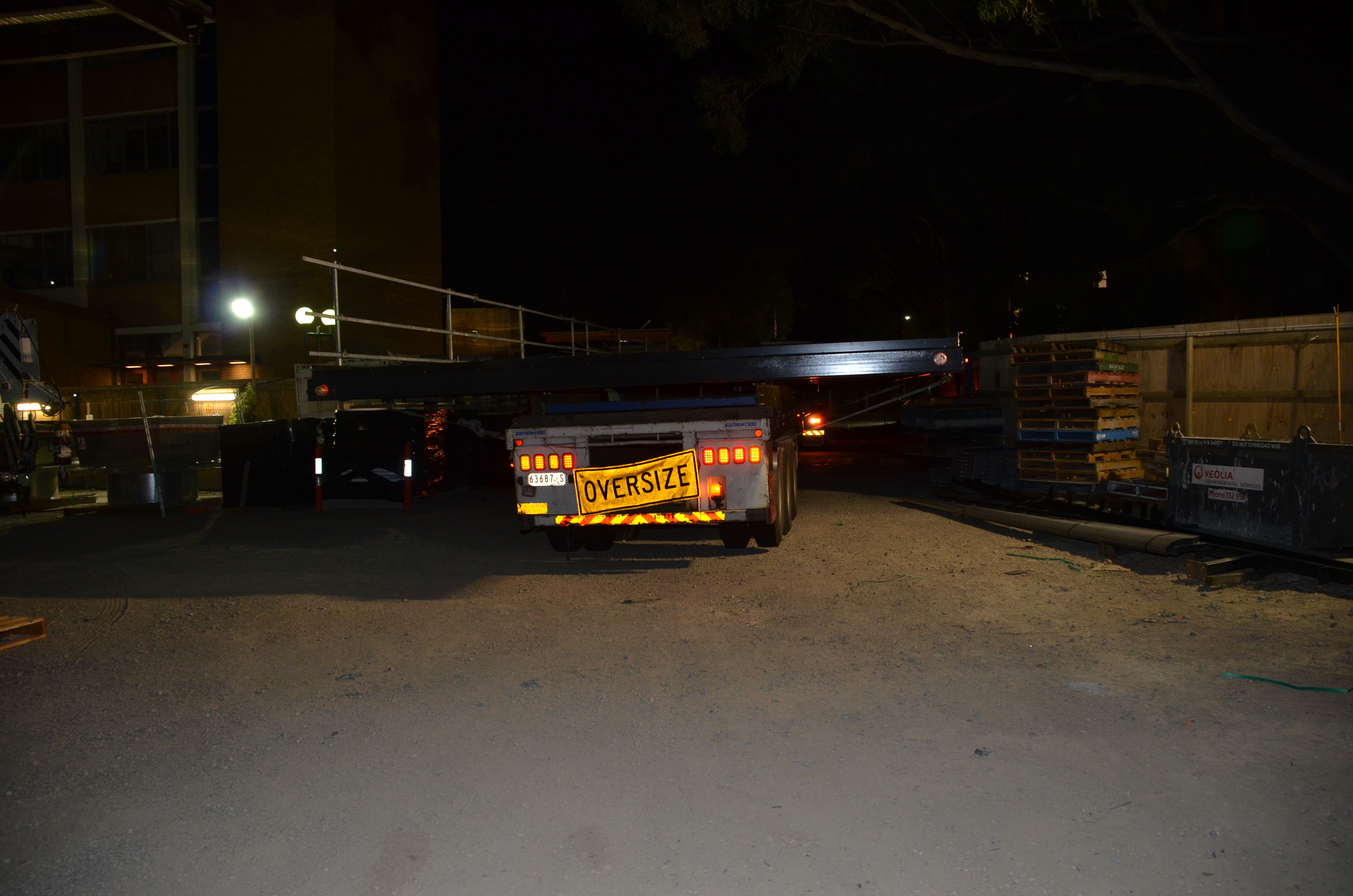 https://archive.abp.unimelb.edu.au/objects/images/Construction/Images/Roof/Glazed atrium roof/Delivery 2.20am 26th Feb 2014/DSC_5752.JPG