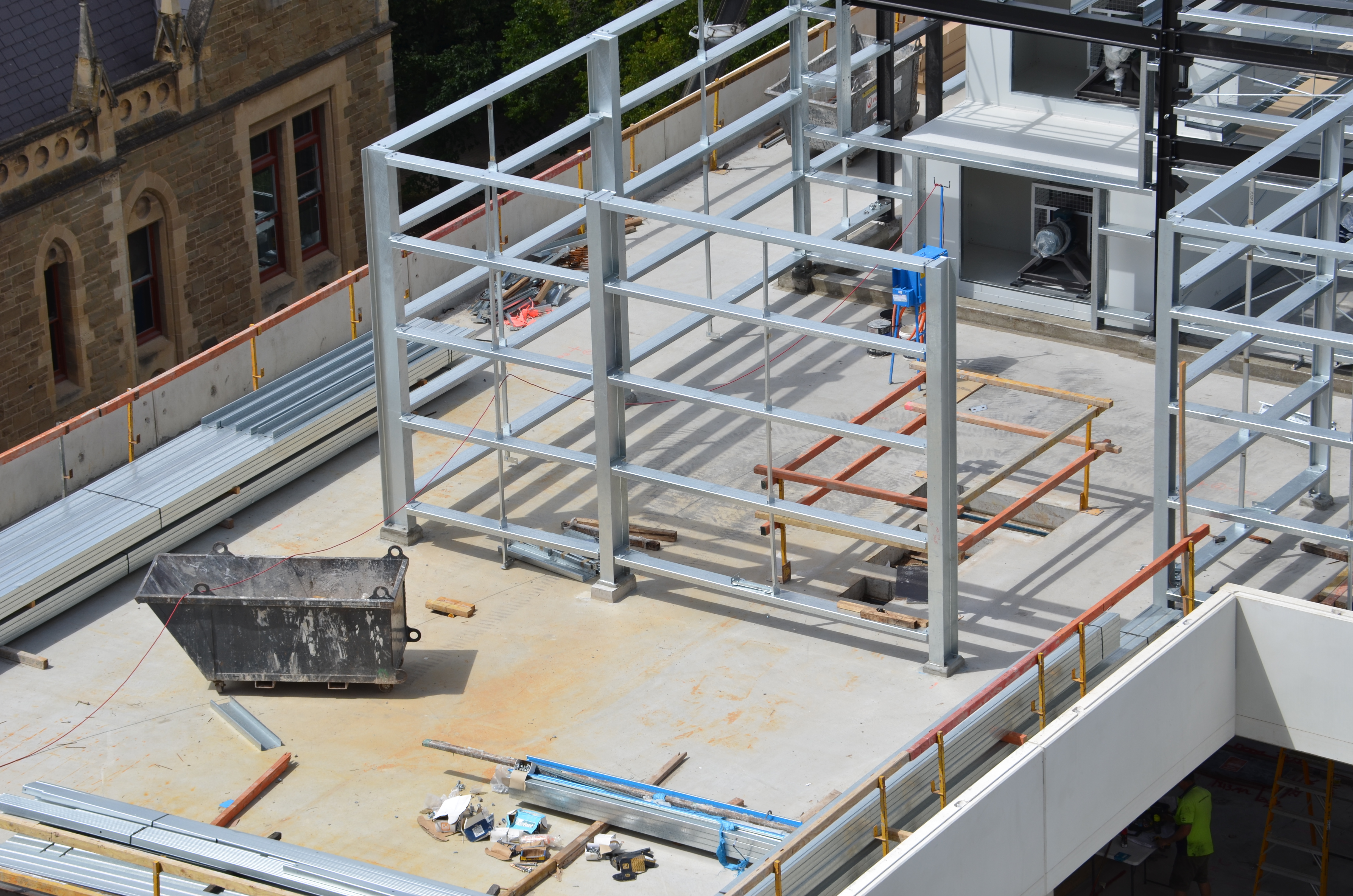 https://archive.abp.unimelb.edu.au/objects/images/Construction/Images/Structural steel/Plantroom roof & claddings/DSC_4927.JPG