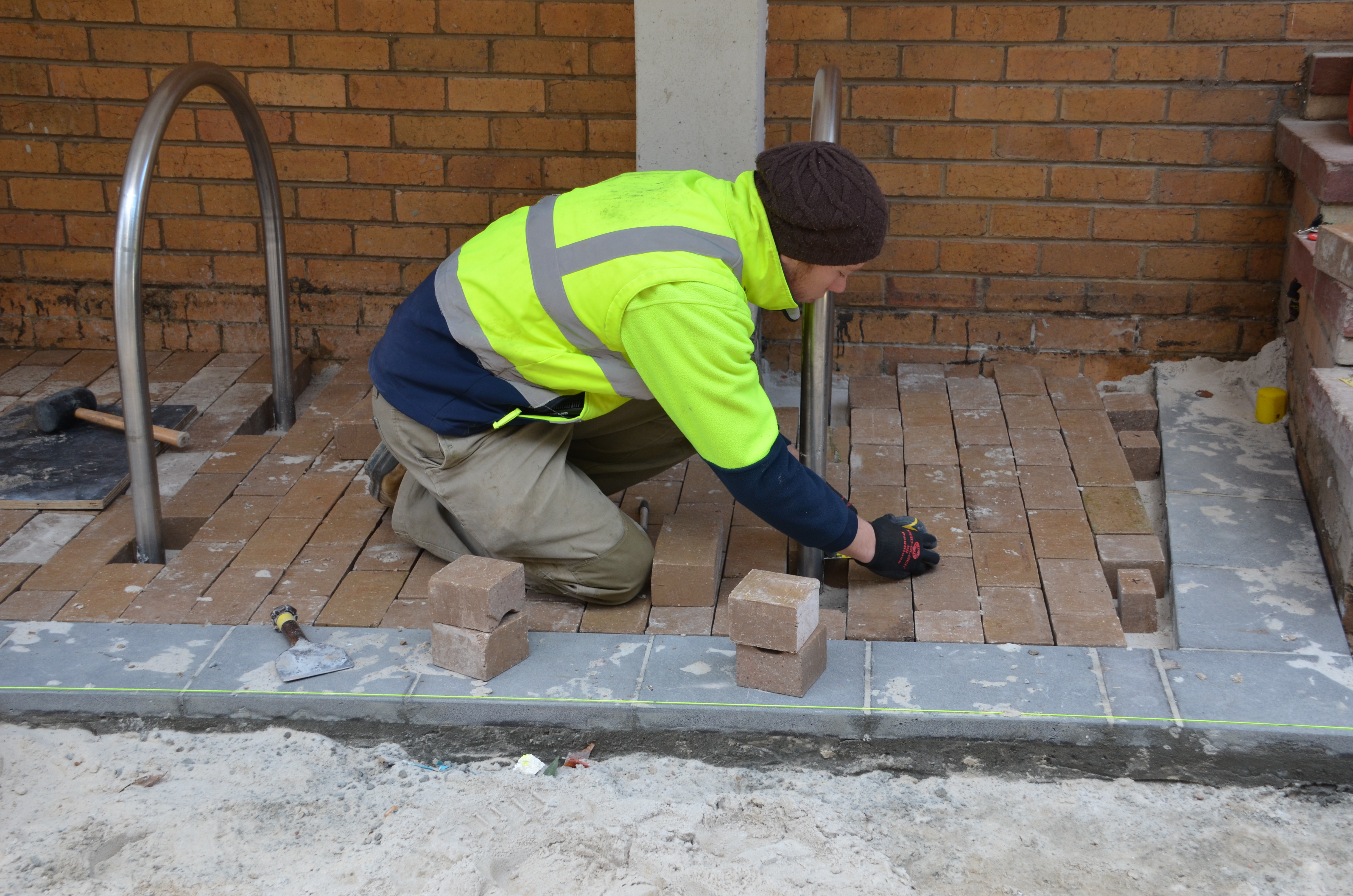 https://archive.abp.unimelb.edu.au/objects/images/Construction/Images/External Works/Brick paving & brick walls/DSC_9395.JPG