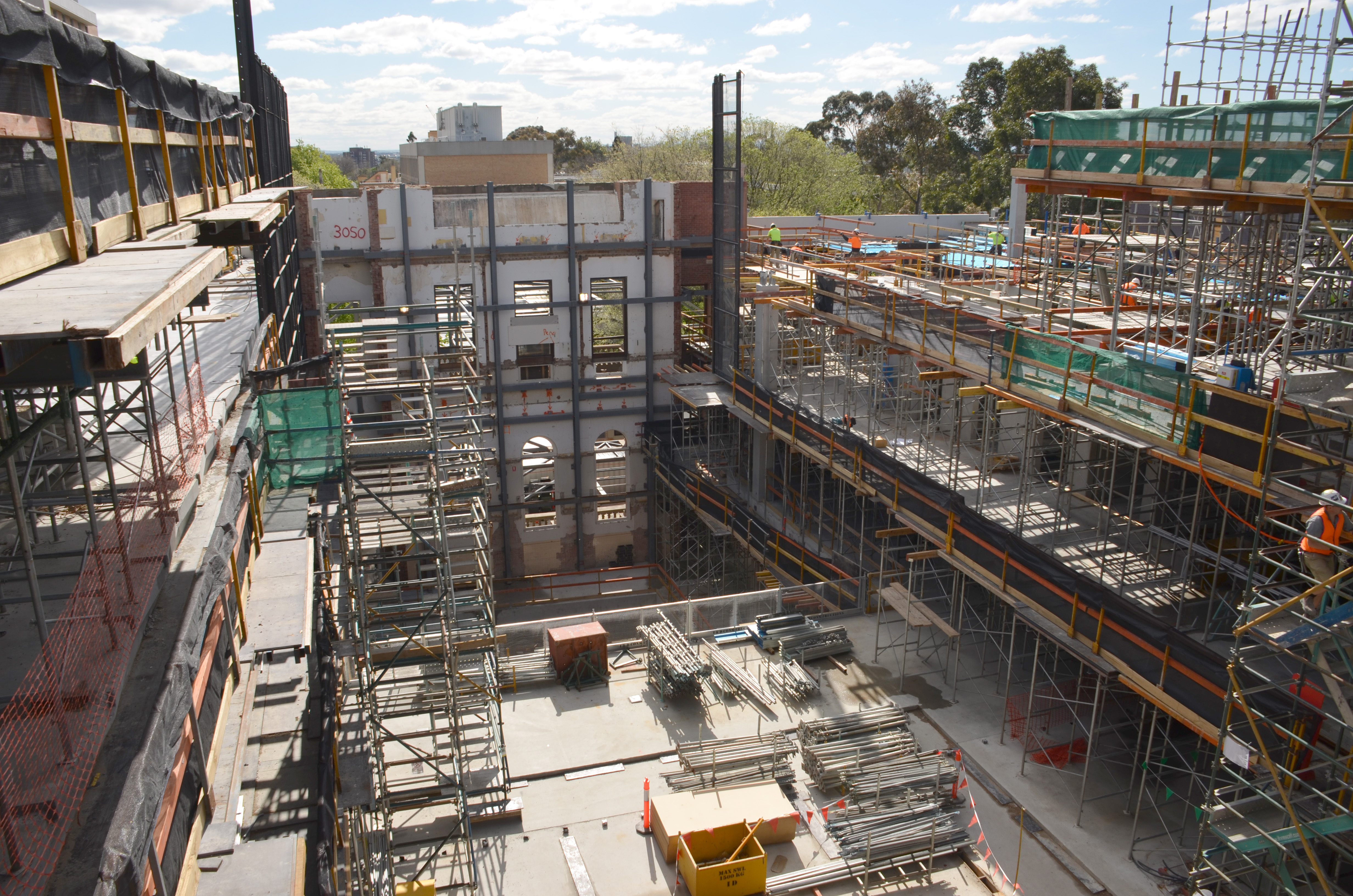 https://archive.abp.unimelb.edu.au/objects/images/Construction/Images/Concrete suspended slabs and beams/Levels 1-5 & formwork/DSC_2788.JPG