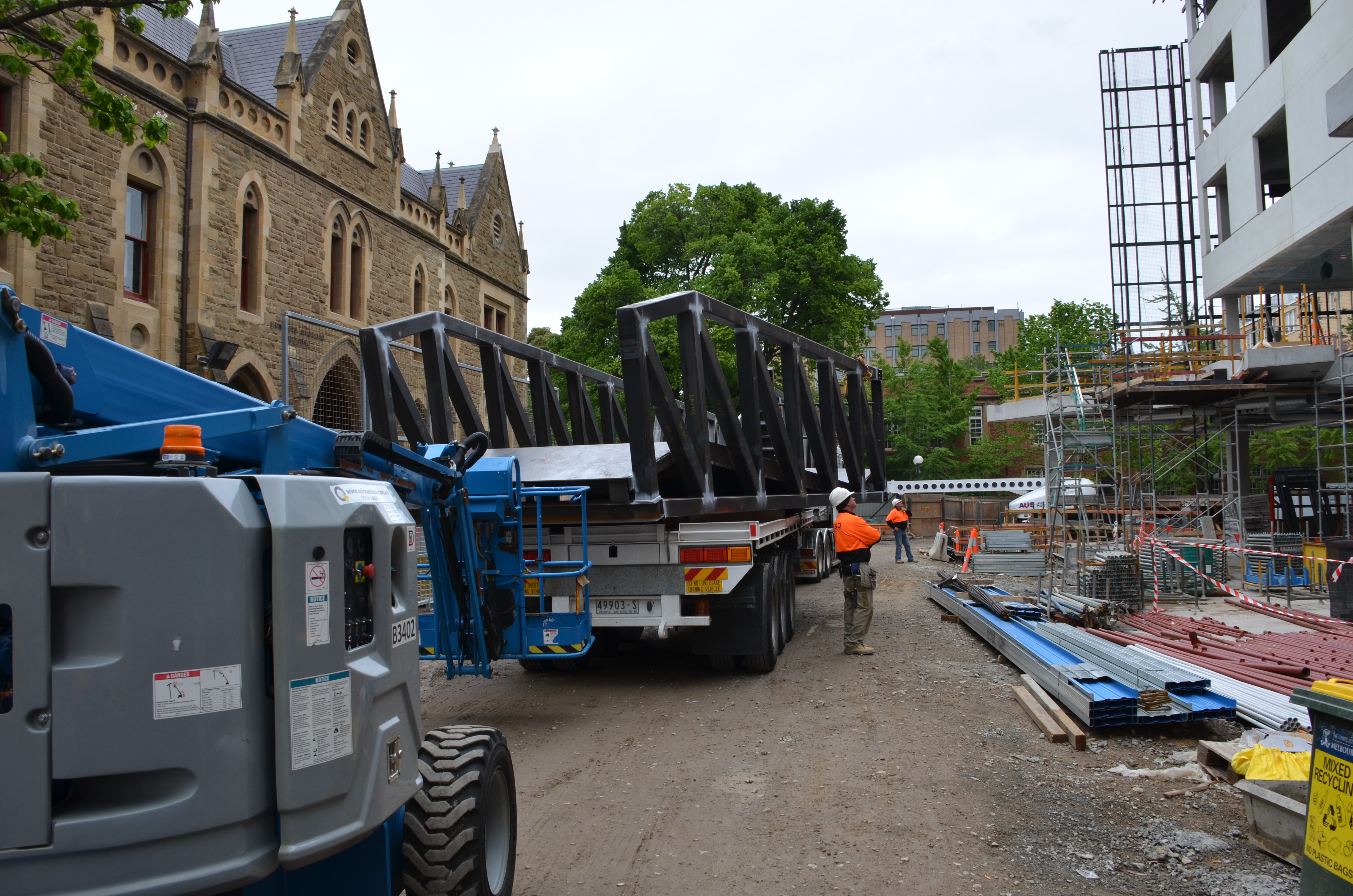 https://archive.abp.unimelb.edu.au/objects/images/Construction/Images/Stairs, walkways and balustrades/Y Stairs structural steel/Installation/DSC_3390.JPG