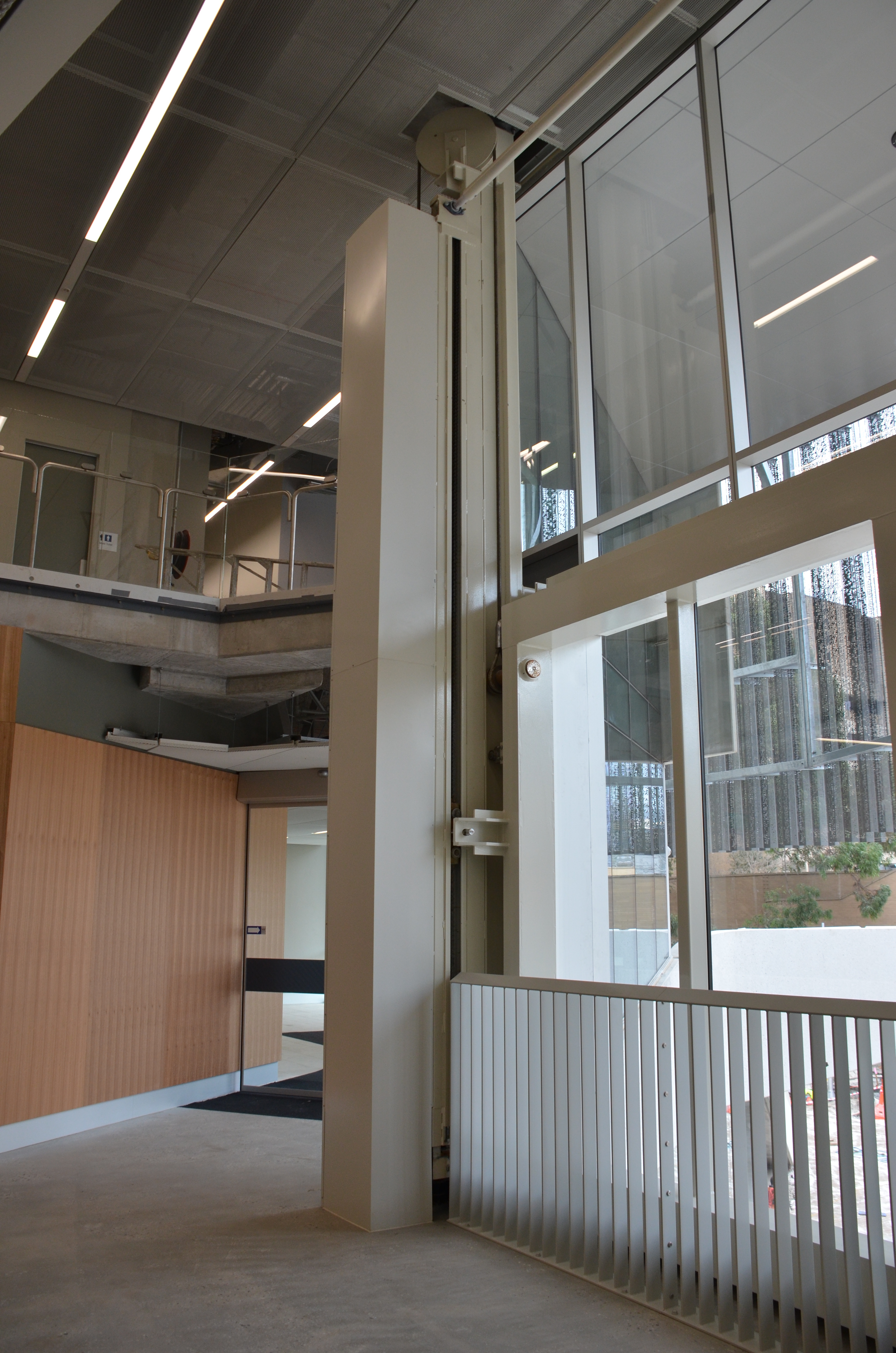 https://archive.abp.unimelb.edu.au/objects/images/Construction/Images/Doors and door frames/Atrium vertical sliding glazed door/DSC_9802.JPG
