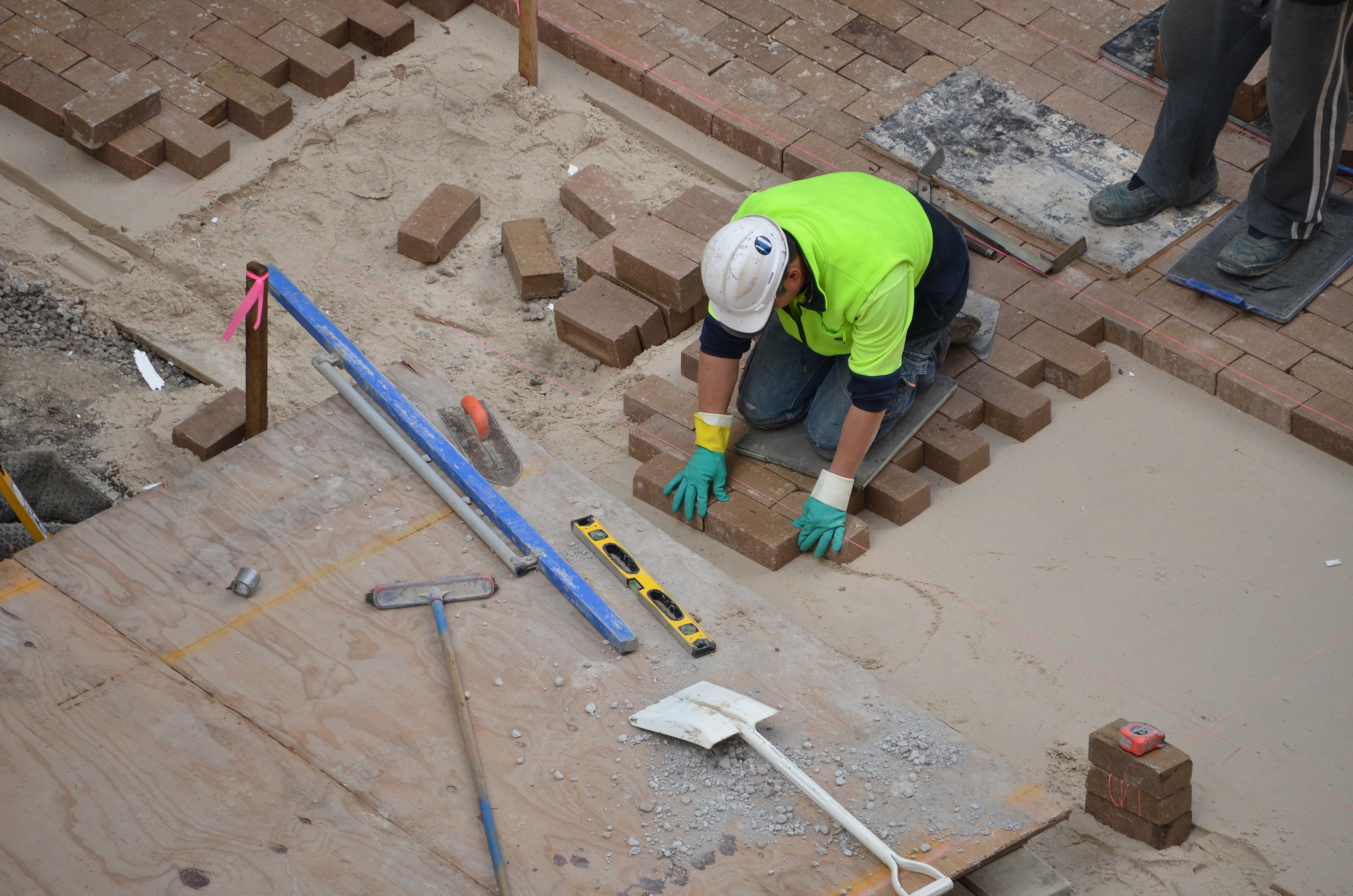 https://archive.abp.unimelb.edu.au/objects/images/Construction/Images/External Works/Brick paving & brick walls/DSC_9021.JPG