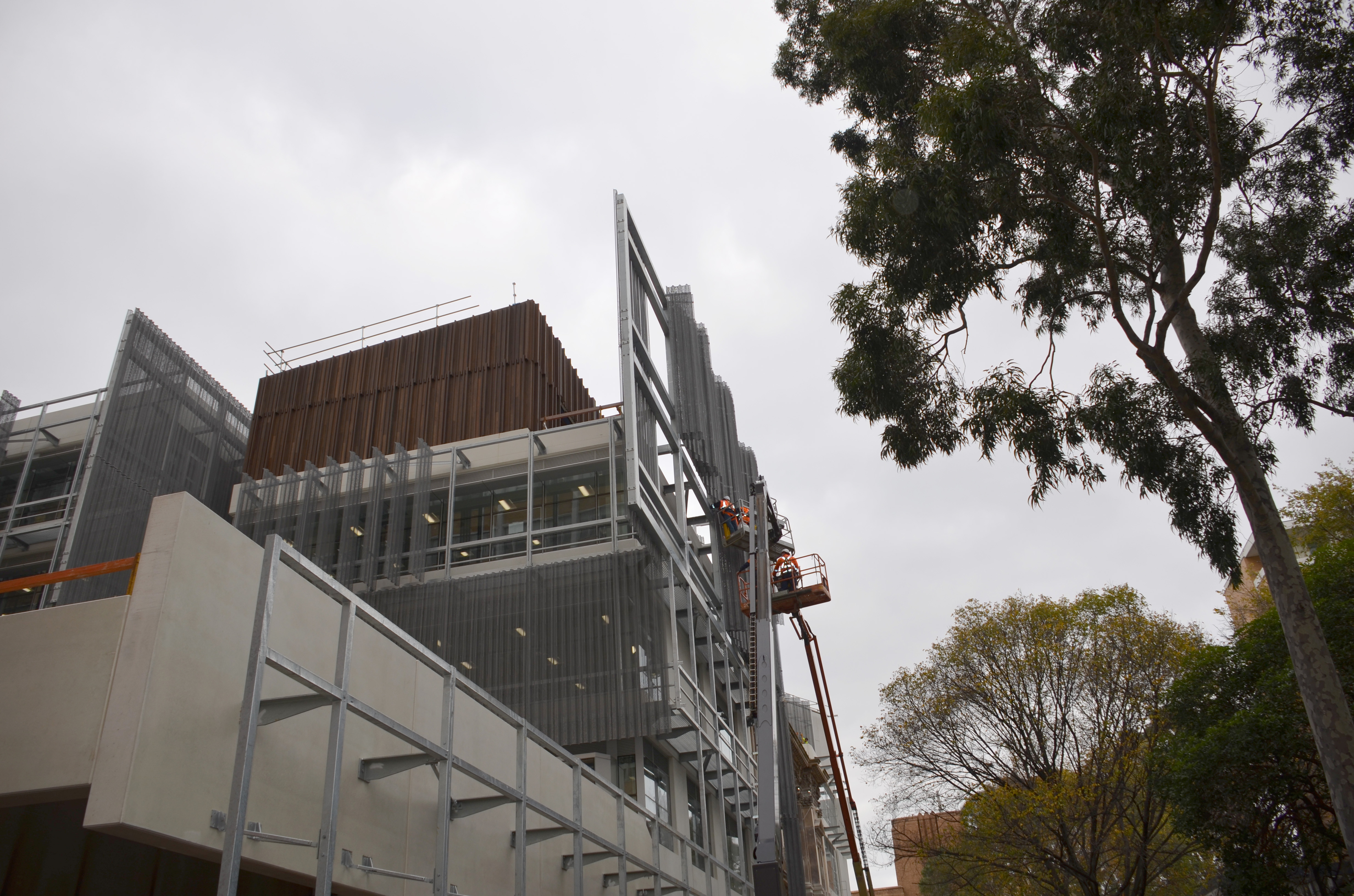 https://archive.abp.unimelb.edu.au/objects/images/Construction/Images/Facades/Zinc screens & access platforms/Zinc screens and frames/DSC_8730.JPG