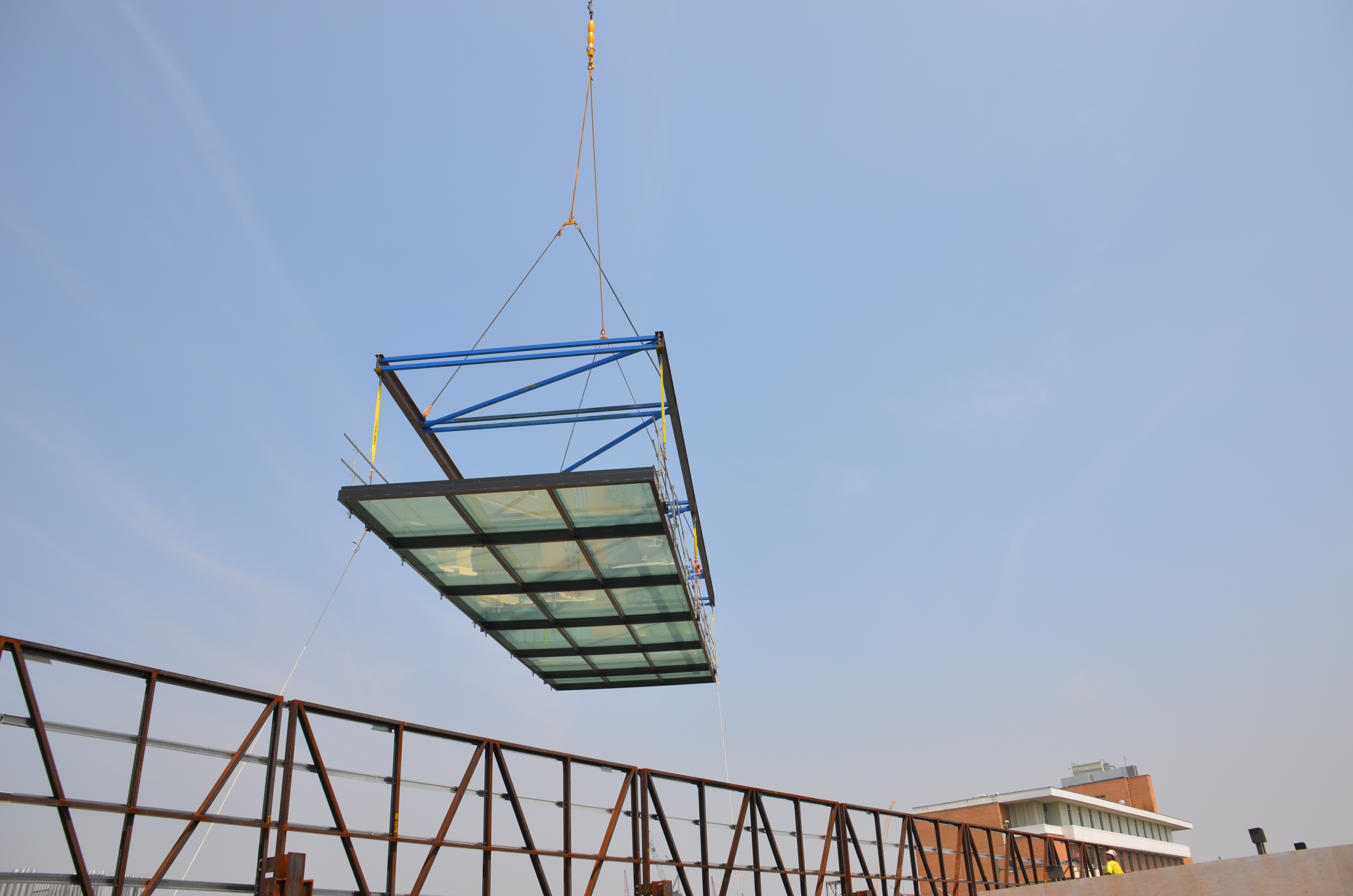 https://archive.abp.unimelb.edu.au/objects/images/Construction/Images/Roof/Glazed atrium roof/Delivery & Installation/DSC_5174.JPG