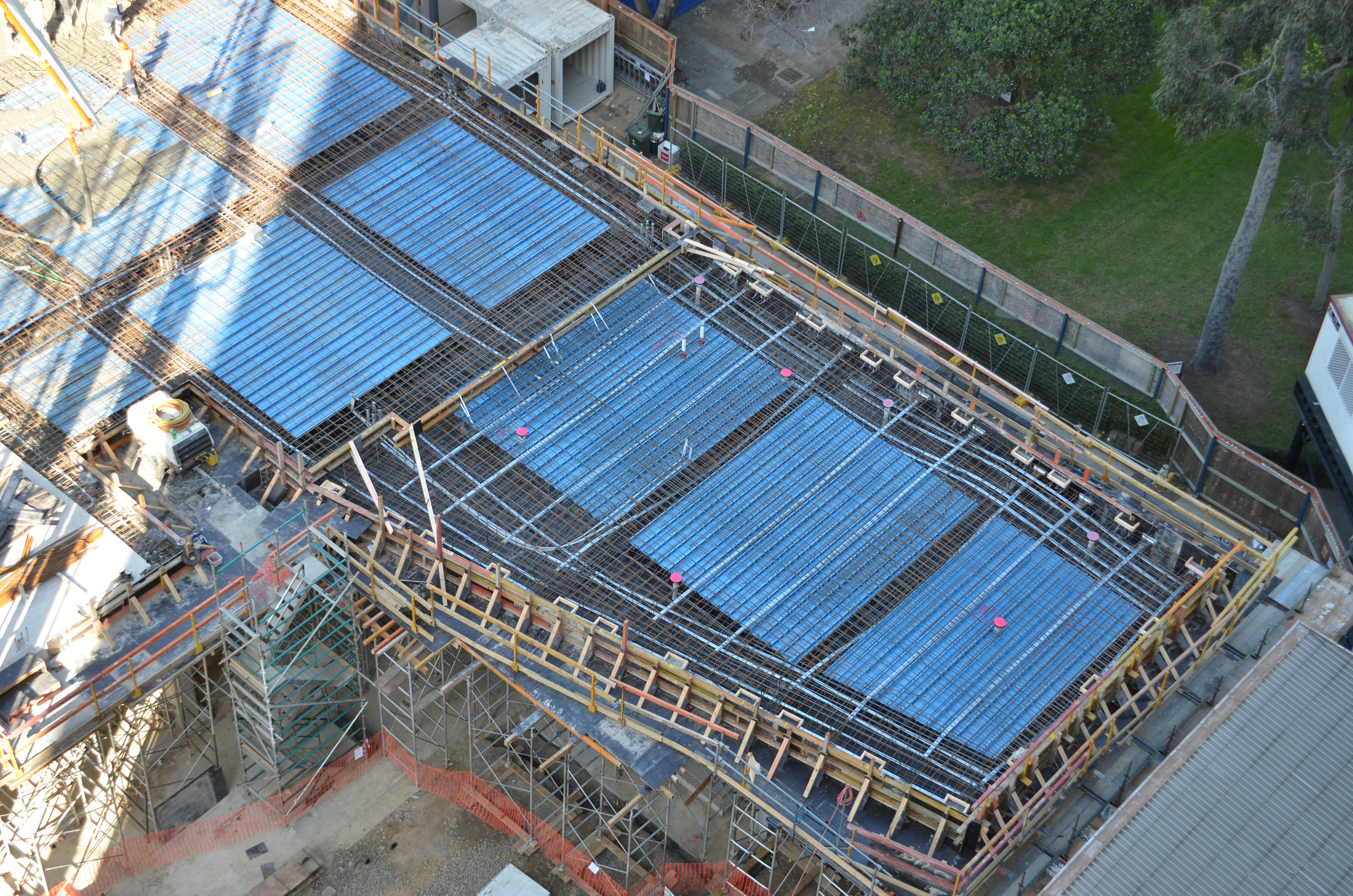 https://archive.abp.unimelb.edu.au/objects/images/Construction/Images/Concrete suspended slabs and beams/Levels 1-5 & formwork/DSC_2343.JPG