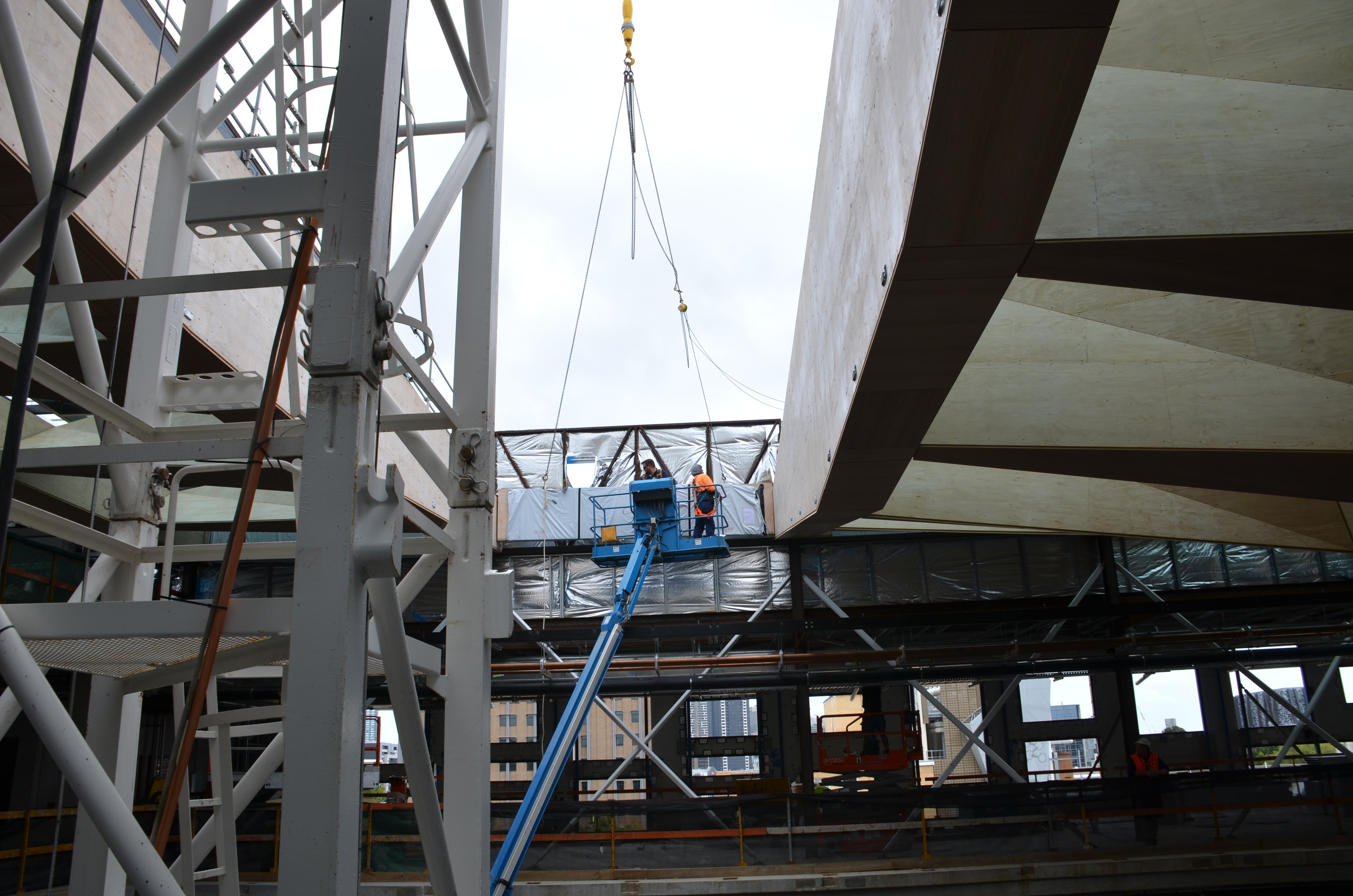 https://archive.abp.unimelb.edu.au/objects/images/Construction/Images/LVL roof beams & coffers/Installation/DSC_5797.JPG